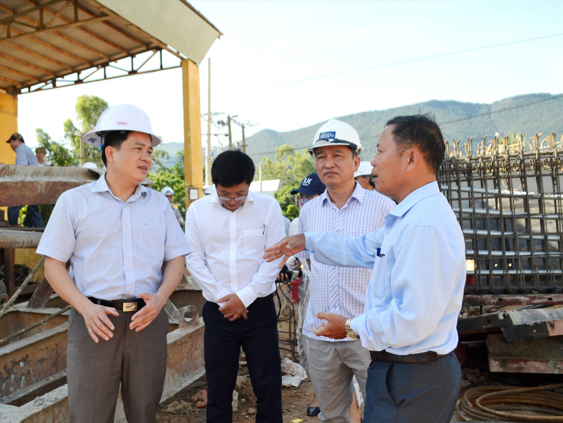 Phó Chủ tịch UBND tỉnh Trần Văn Tân (bìa trái) kiểm tra tiến độ thi công cầu Hà Tân vào ngày 22.6.2022. Ảnh: CT