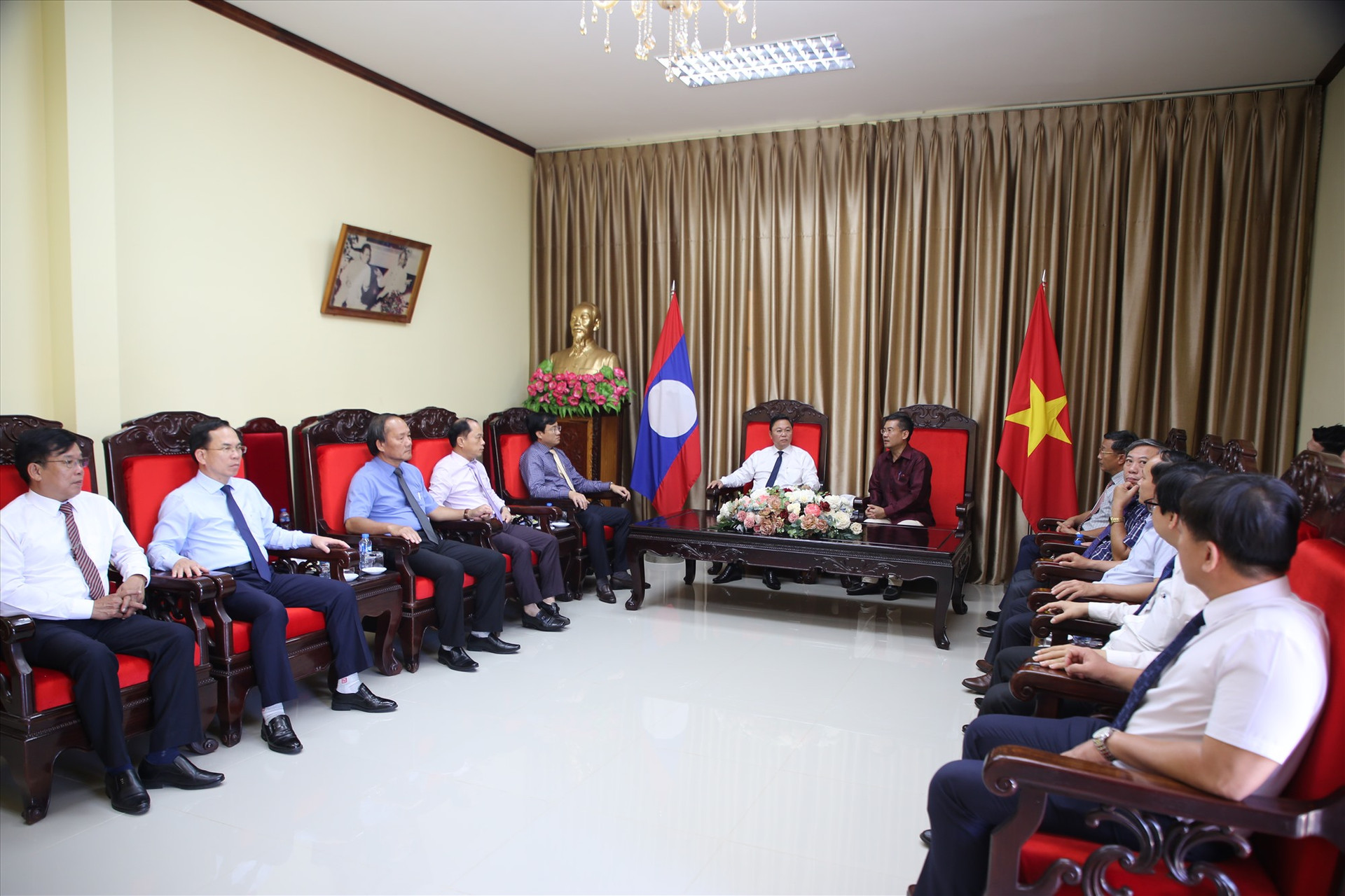 Đoàn đại biểu cấp cao tỉnh Quảng Nam thăm Tổng Lãnh sự quán Việt Nam tại Păk Sế (Chămpasak, Lào). Ảnh: A.N