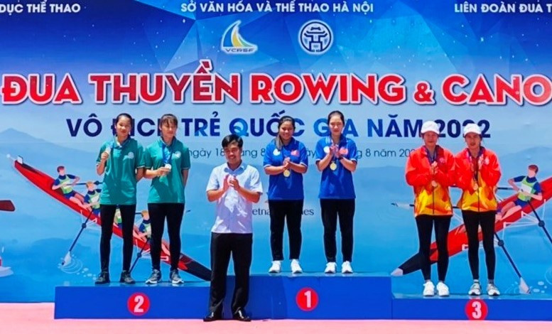 Trần Thị Thanh Huyền và Nguyễn Thị Trang (giữa) xuất sắc giành 3 HCV. Ảnh: X.B