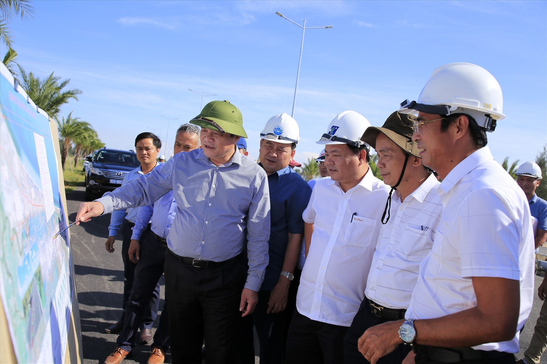 Bí thư Tỉnh ủy Phan Việt Cường kiểm tra dự án đường dẫn cầu Cửa Đại. Ảnh: T.C