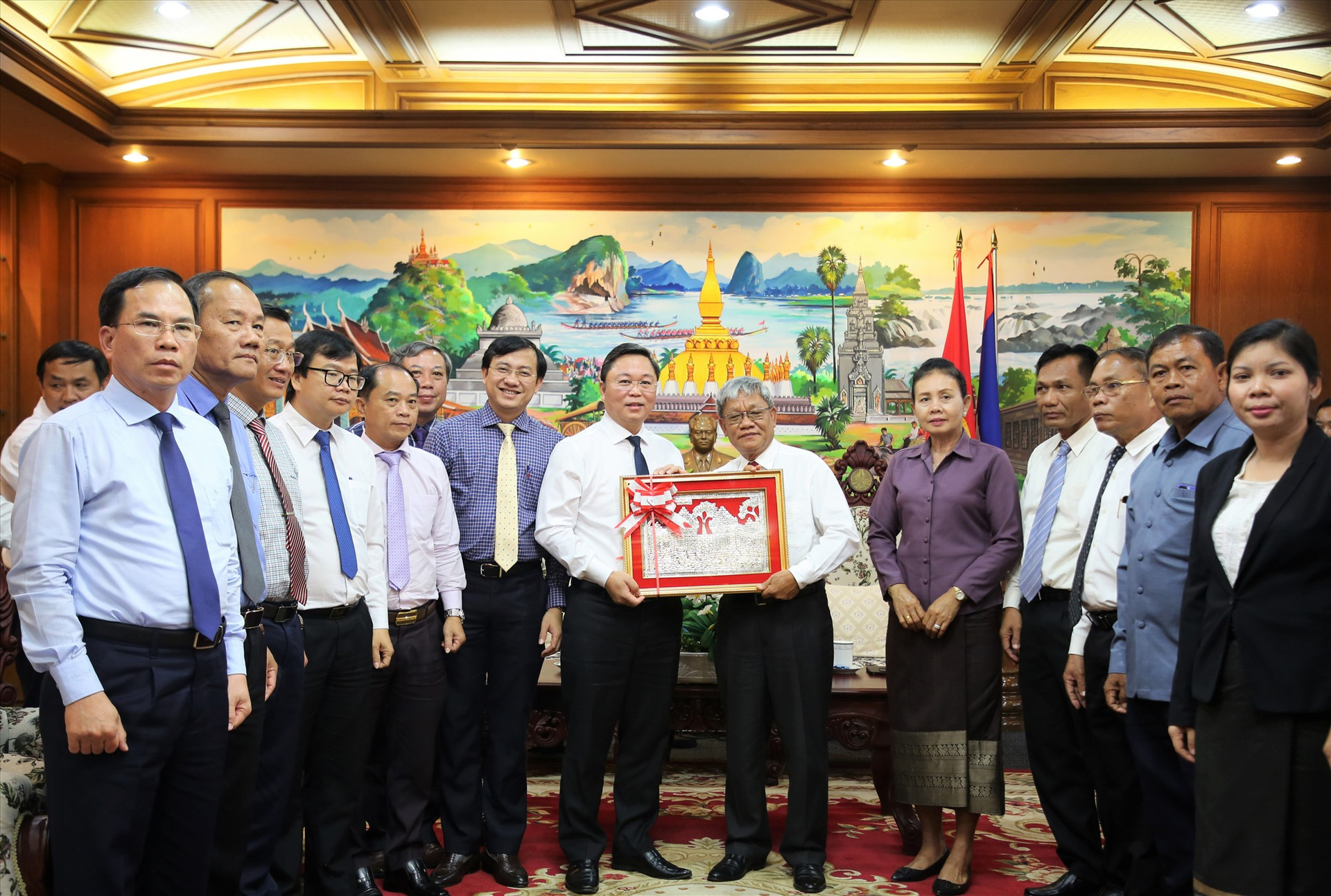 Lãnh đạo tỉnh Chămpasak tặng quà hữu nghị cho đoàn công tác tỉnh Quảng Nam. Ảnh: Đ.N