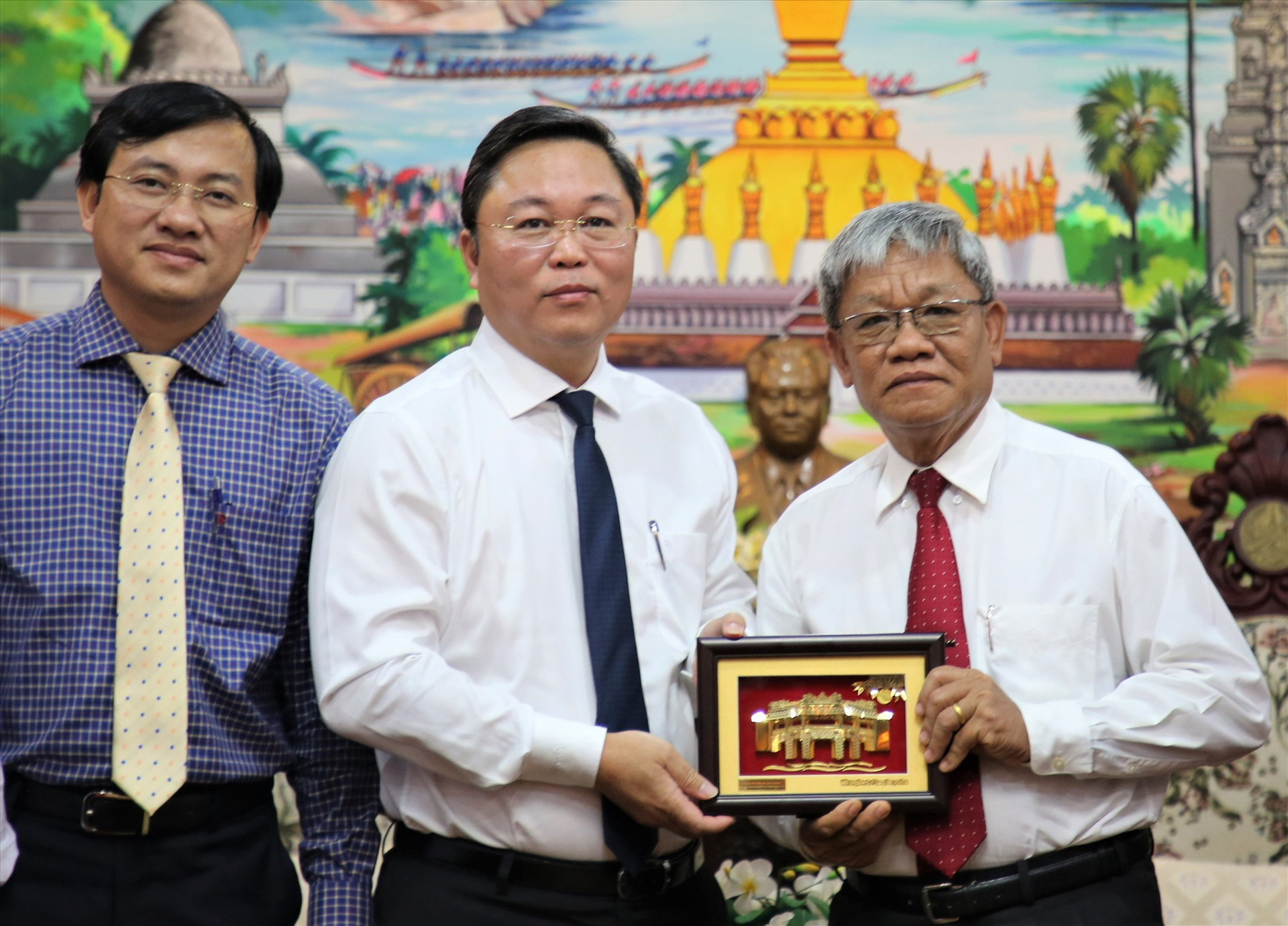 Chủ tịch UBND tỉnh Lê Trí Thanh tặng quà lãnh đạo tỉnh Chămpasak nhân chuyến công tác tại Lào. Ảnh: Đ.N