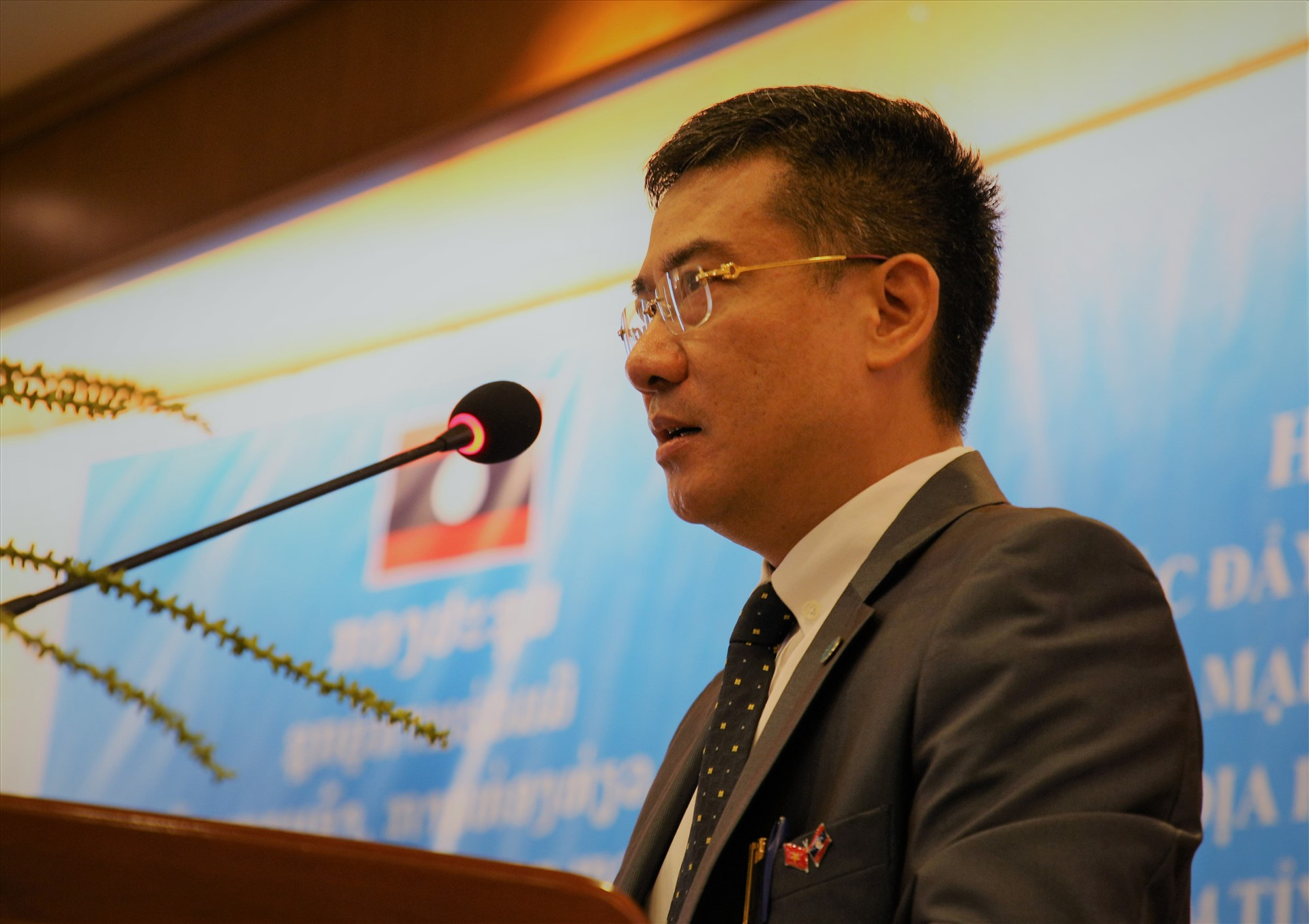 Tổng lãnh sự Việt Nam tại Pắk Sế Nguyễn Văn Trung phát biểu khai mạc hội nghị. Ảnh: A.N