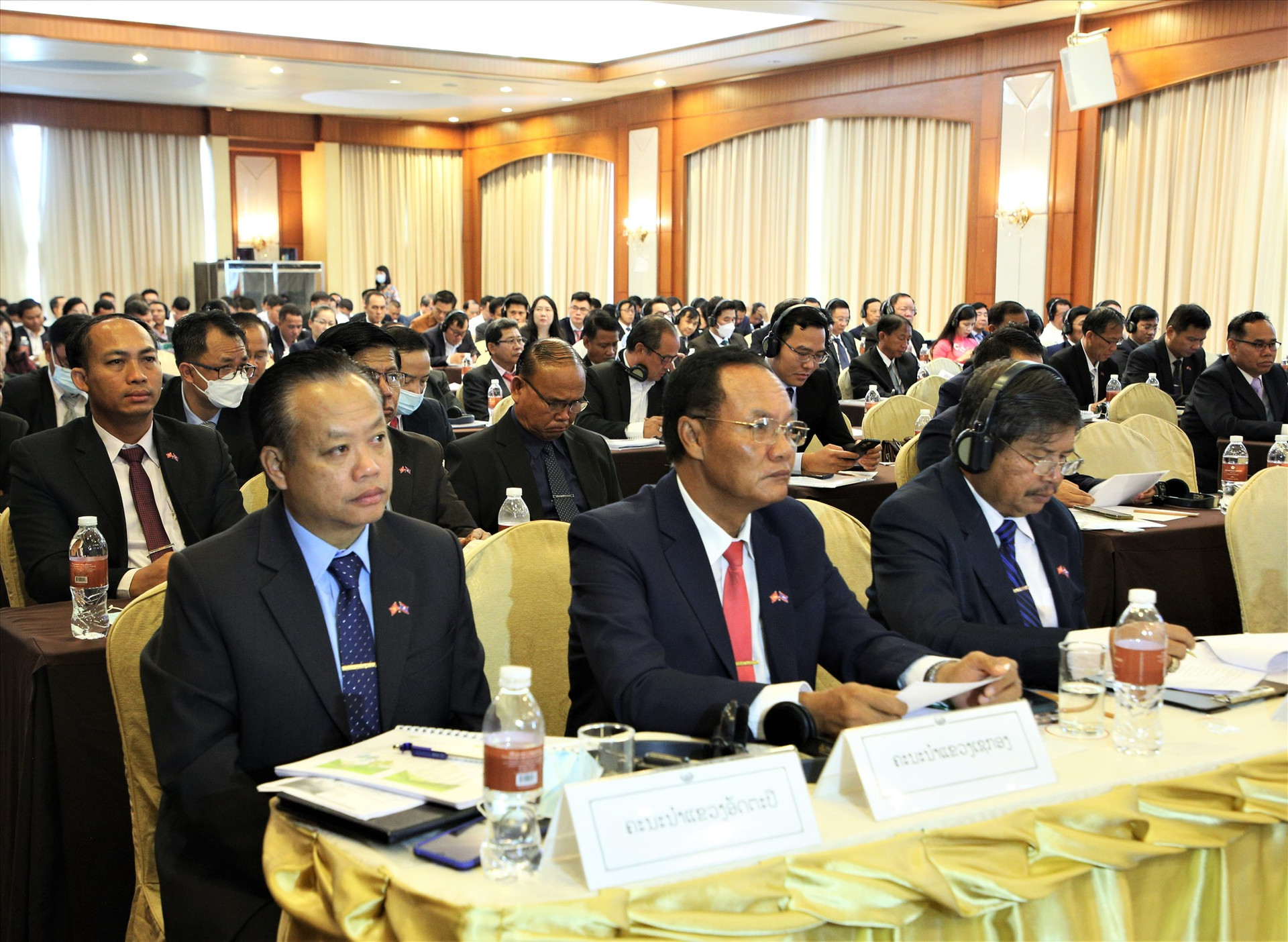 Lãnh đạo các tỉnh Nam Lào tham dự hội nghị, mong muốn hợp tác lâu dài về đầu tư phát triển kinh tế cùng các tỉnh của Việt Nam. Ảnh: A.N