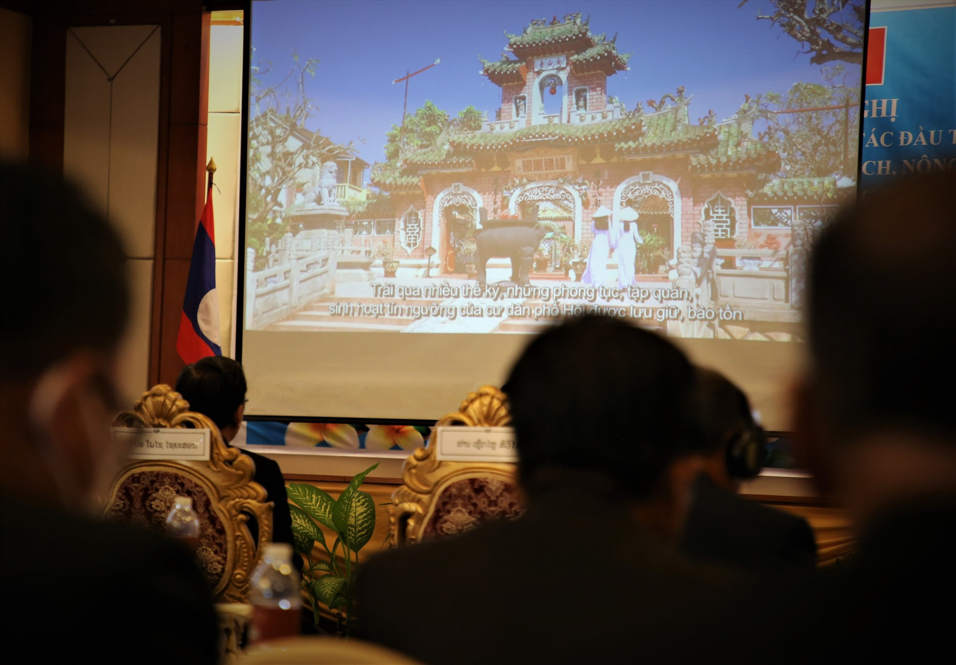 Các đại biểu tham dự hội nghị theo dõi thước phim giới thiệu về tiềm năng du lịch Quảng Nam. Ảnh: A.N