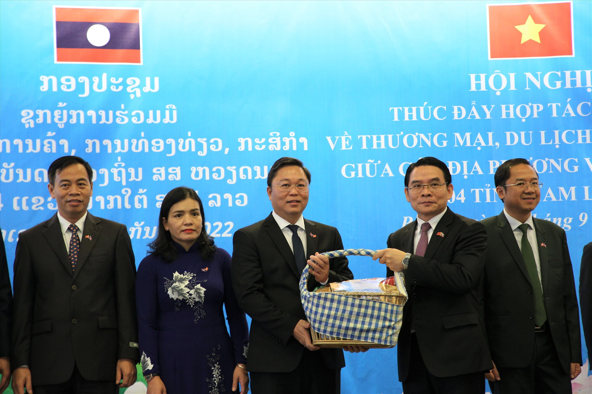 Chủ tịch UBND tỉnh Lê Trí Thanh nhận quà từ lãnh đạo tỉnh Chămpasak. Ảnh: A.N