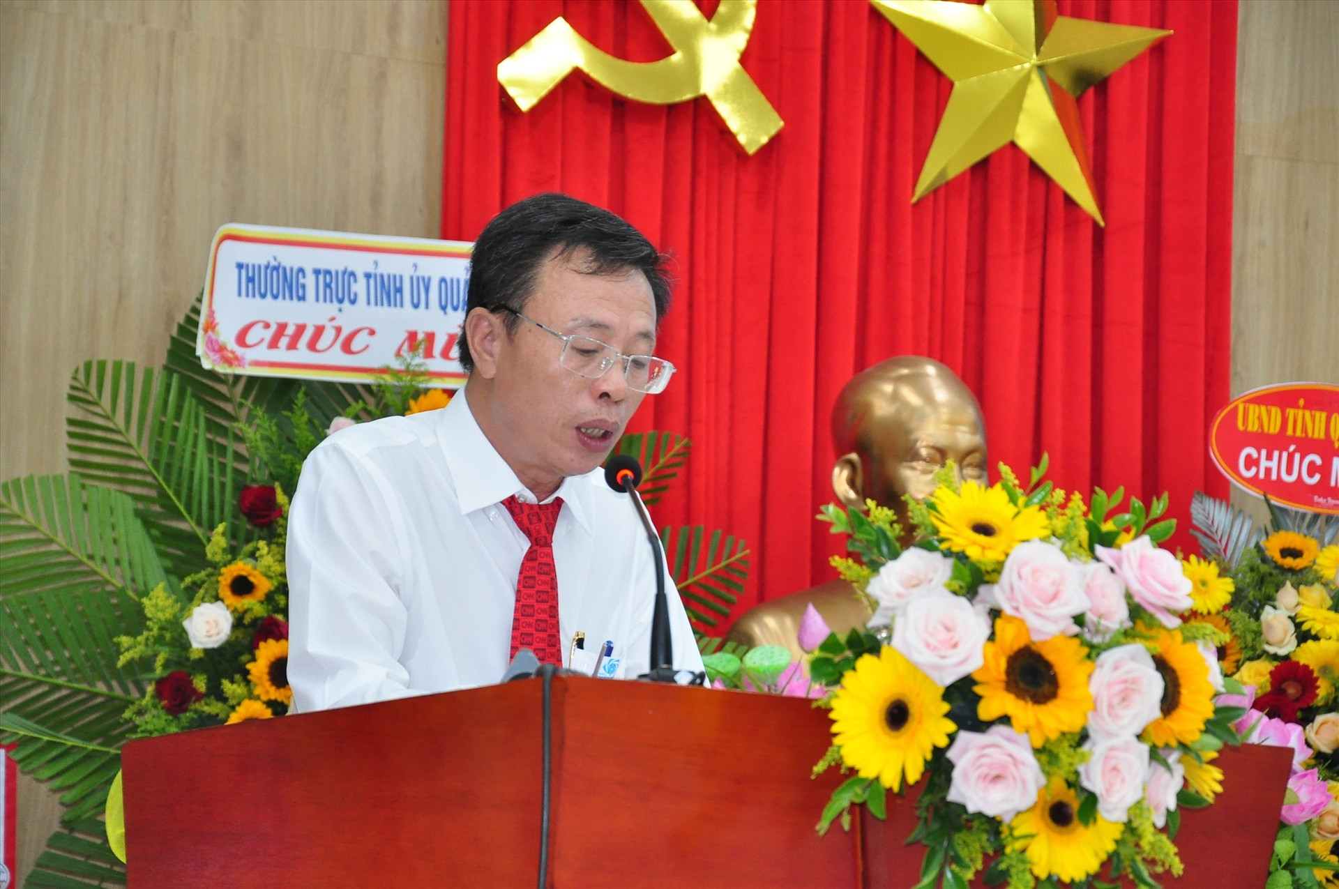 Tổng Biên tập Báo Quảng Nam Lê Văn Nhi phát biểu tại lễ kỷ niệm 25 năm thành lập Báo Quảng Nam sáng nay 1.9