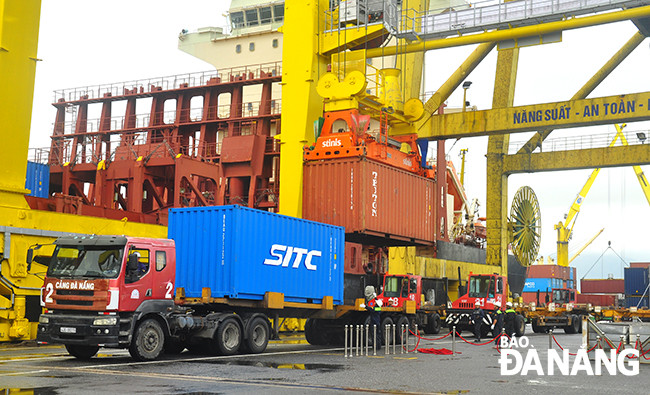 Dịch vụ logistics của thành phố phát triển chưa xứng tầm. Trong ảnh: Bốc xếp hàng ở cảng Tiên Sa. Ảnh: GIA MINH