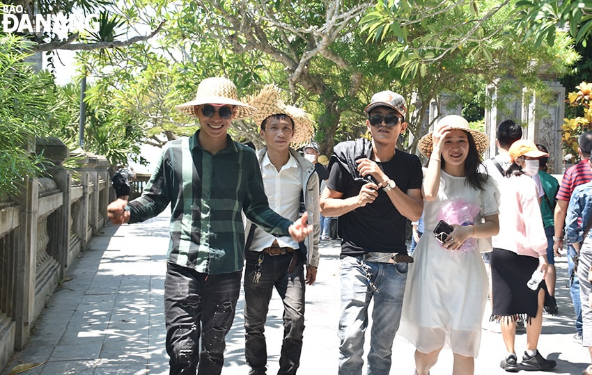 Di tích danh thắng quốc gia đặc biệt Ngũ Hành Sơn luôn là lựa chọn của rất đông du khách khi đến với Đà Nẵng. Ản: THU HÀ.