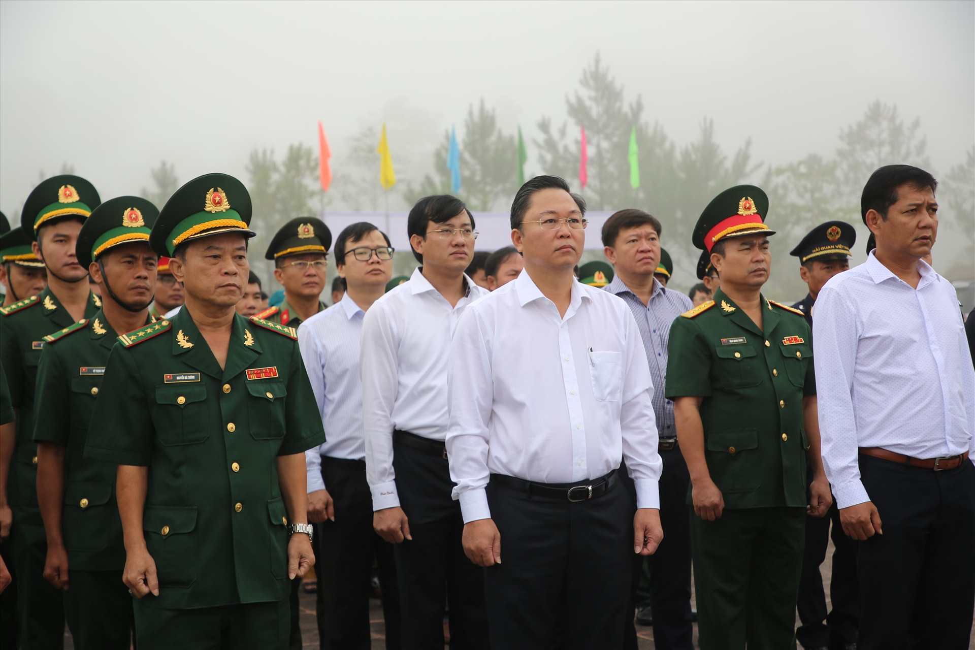 Chủ tịch UBND tỉnh Lê Trí Thanh, cùng cán bộ chiến sĩ tham gia lễ chào cờ cột mốc chủ quyền nhân ngày Quốc khánh 2.9. Ảnh: A.N