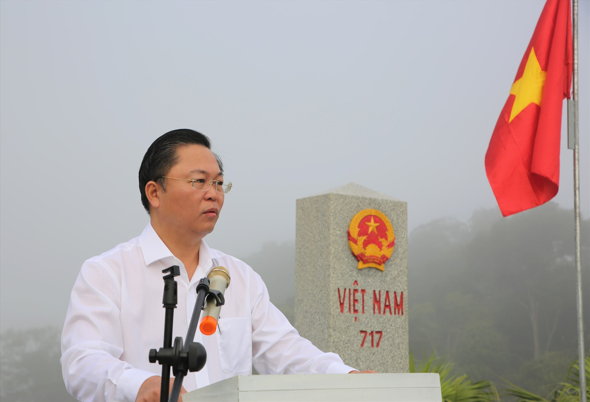 Chủ tịch UBND tỉnh Lê Trí Thanh phát biểu, giao nhiệm vụ cho lực lượng bảo vệ biên giới. Ảnh: A.N