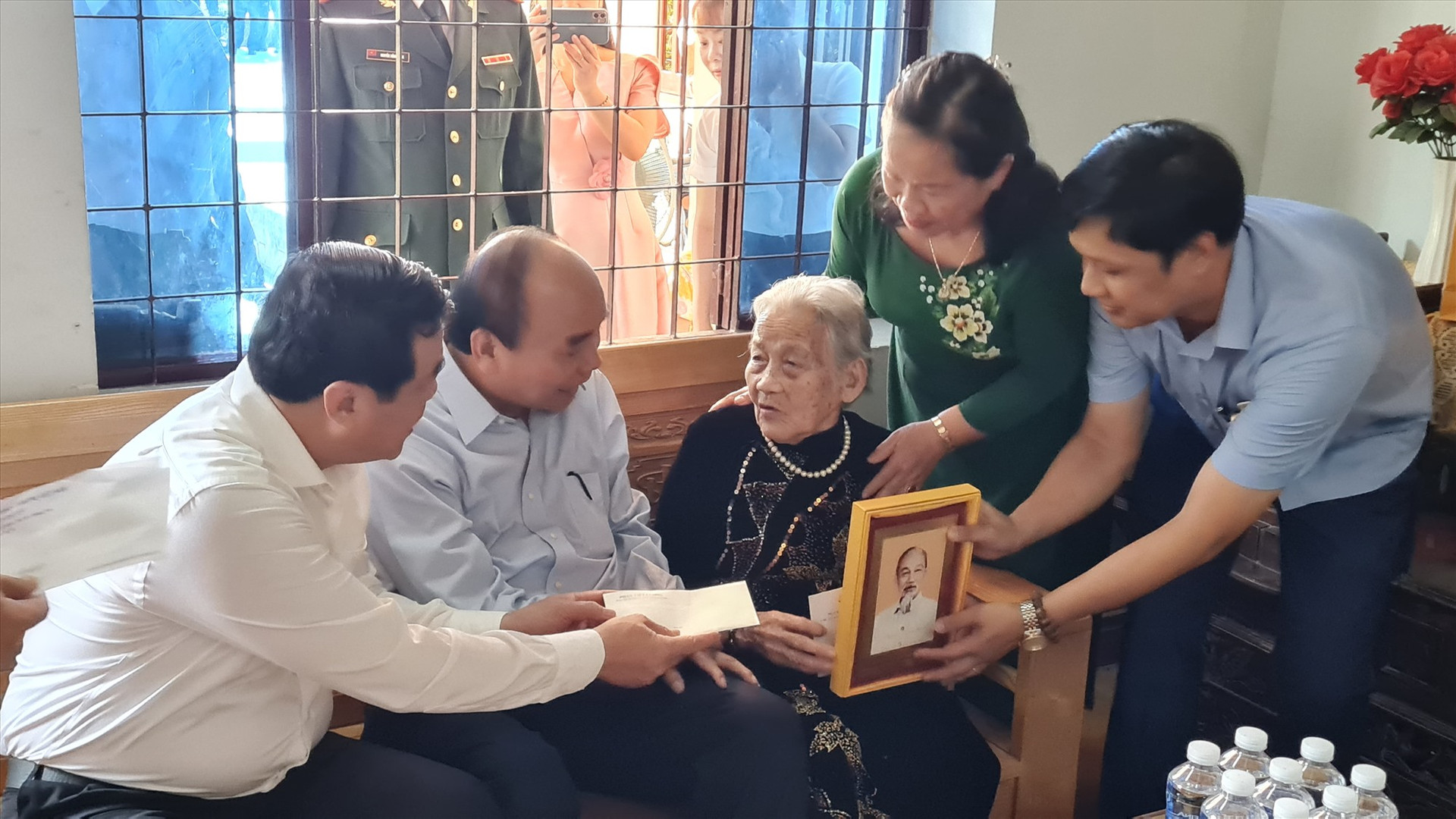 Chủ tịch nước trao tặng ảnh Bác Hồ cho Mẹ VNAH. Ảnh: HOÀNG LIÊN