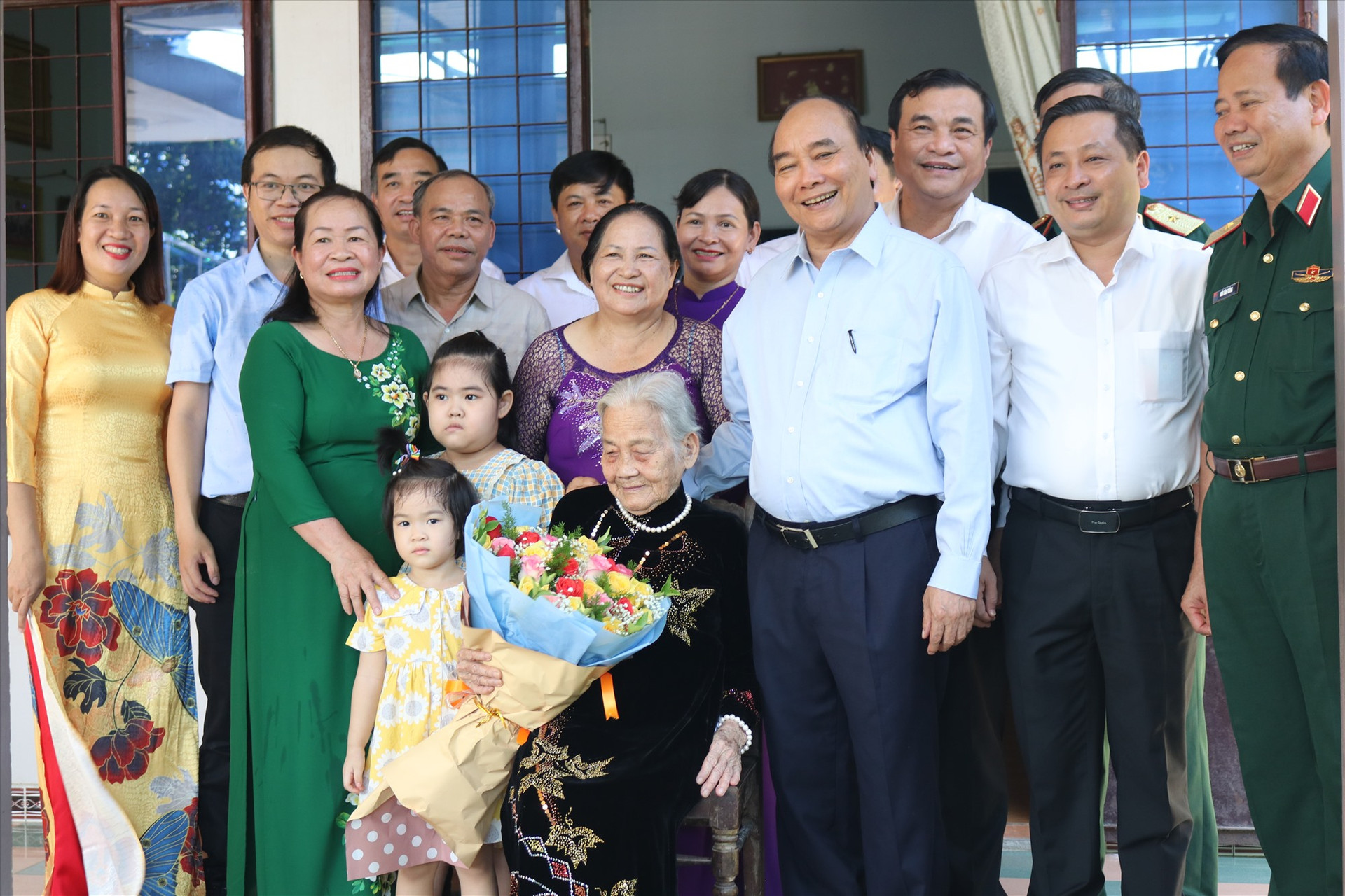 Chủ tịch nước Nguyễn Xuân Phúc thăm và trao tặng quà cho gia đình người có công cách mạng tại Đại Lộc. Ảnh: HOÀNG LIÊN