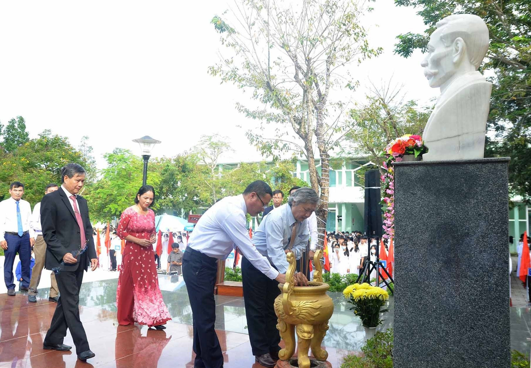 Các đại biểu dâng hương lên Đài tưởng niệm cụ Phan Châu Trinh. Ảnh: N.HƯNG