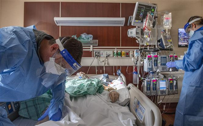 Điều trị cho bệnh nhân nhiễm Covid-19 tại bệnh viện ở Hartford, Connecticut, Mỹ. Ảnh: TTXVN