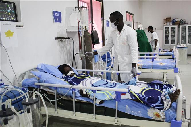 Điều trị cho bệnh nhân nhiễm Covid-19 tại bệnh viện ở Mogadishu, Somalia. Ảnh: TTXVN
