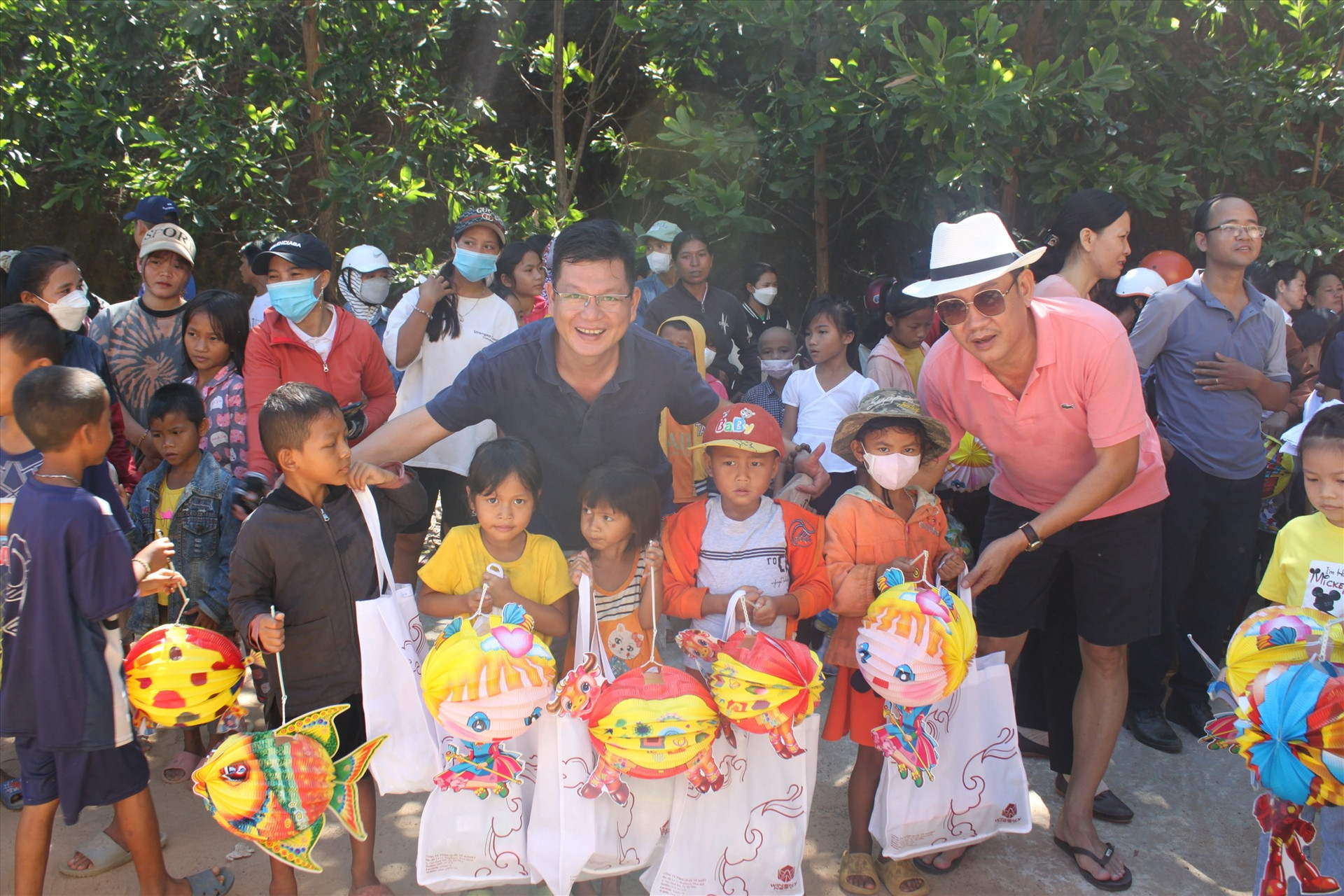 Chương trình Caravan “Hái  ước mơ trăng” tặng quà cho trẻ em xã Phước Gia. Ảnh: NGÔ HÒA