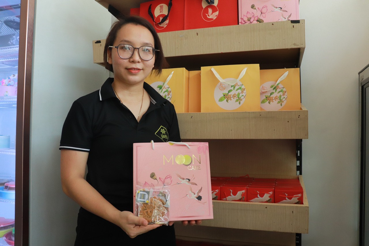 Chị Nhung khởi nghiệp thành công với tiệm bánh ngọt. Ảnh: H.Q