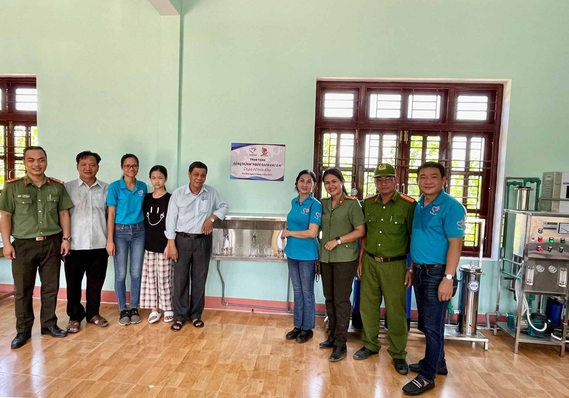 Trao tặng hệ thống lọc nước cho Trường Tiểu học Nông Văn Dền (xã Trà Bui).