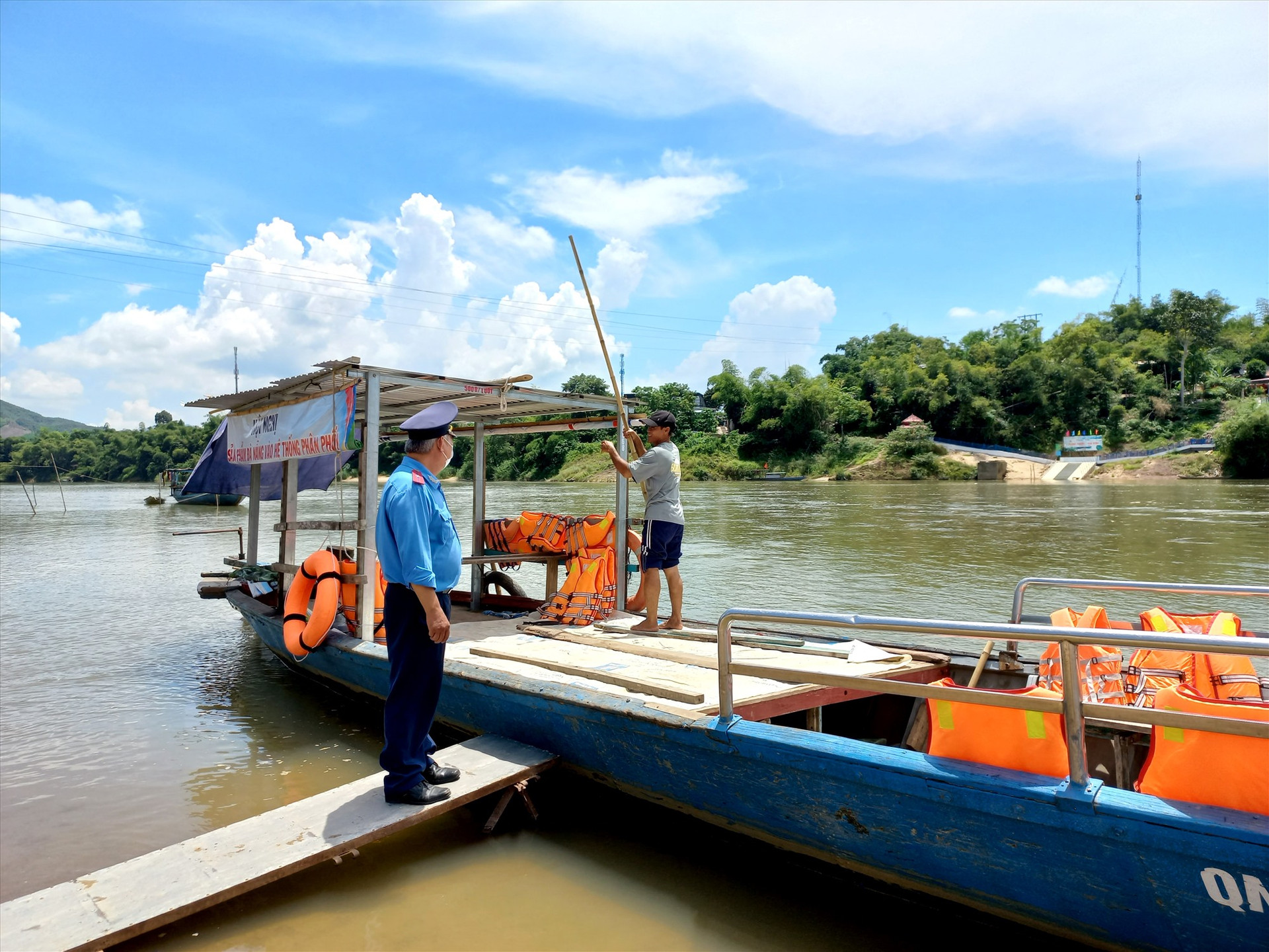 Thanh tra Sở GTVT kiểm tra phương tiện hoạt động trên bến khách ngang sông Đại Bình (xã Quế Trung, huyện Nông Sơn). Ảnh: CT