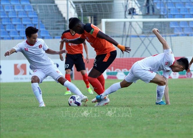 Pha tranh bóng quyết liệt của cầu thủ hai đội.