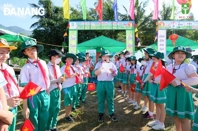 Nhà giáo Lê Thị Nga đánh trống khai giảng năm học 2022-2023.