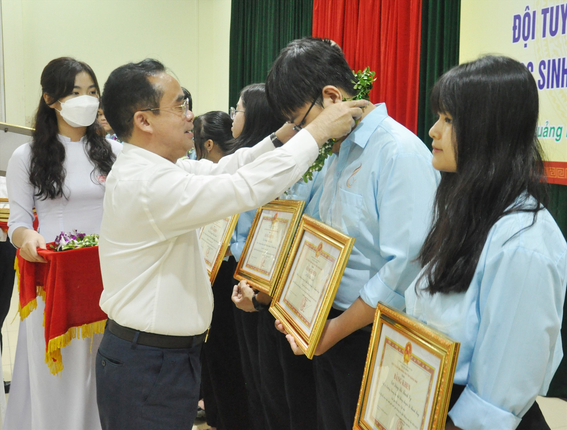 Khen thưởng cho học sinh đoạt giải quốc qua năm học 2021-2022. Ảnh: X.P