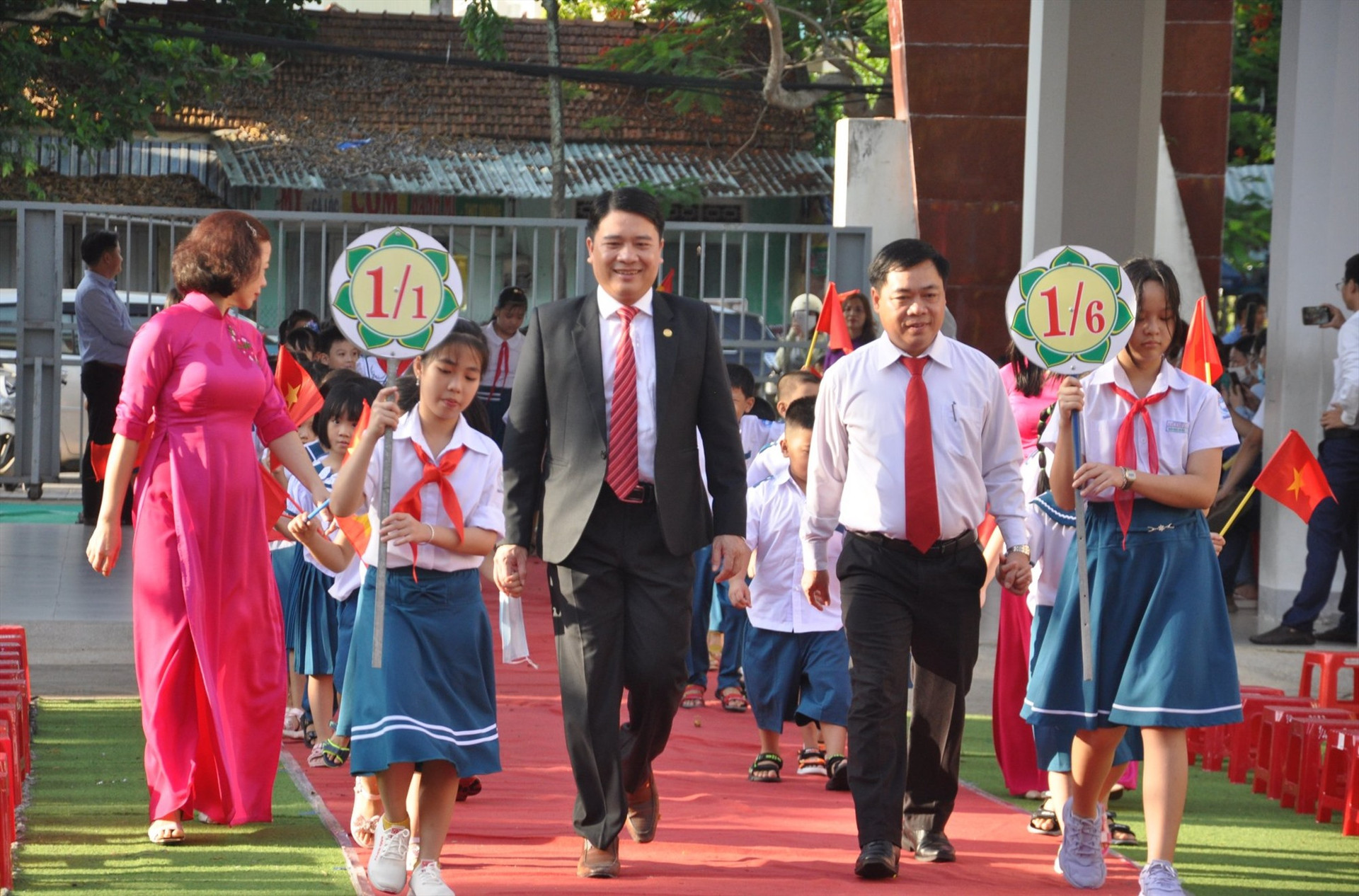 Phó Chủ tịch UBND tỉnh Trần Văn Tân cùng đón học sinh vào năm học mới tại trường Tiểu học Võ Thị Sáu (TP.Tam Kỳ). Ảnh: TƯỜNG VY