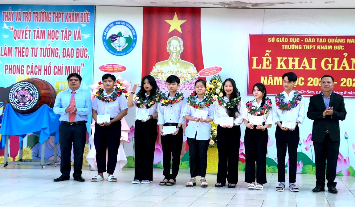 Lãnh đạo UBND huyện Phước Sơn tặng quà động viên lãnh đạo trường PTTH Khâm Đức trước thềm năm học mới.