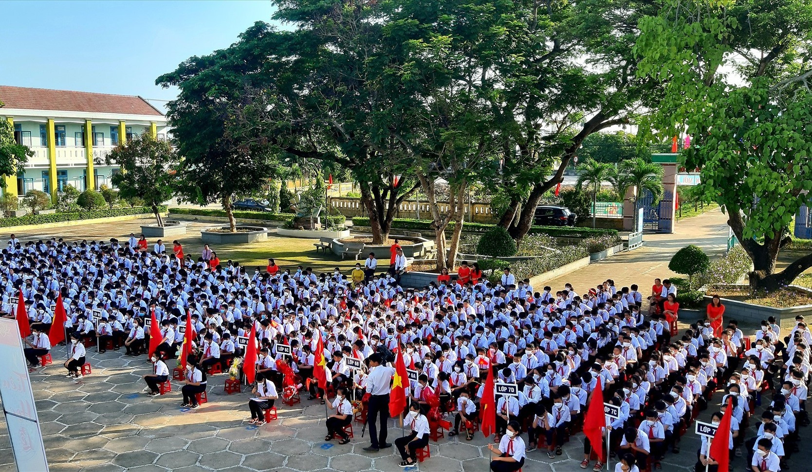 Quang cảnh lễ khai giảng tại Trường THCS Quế Phú