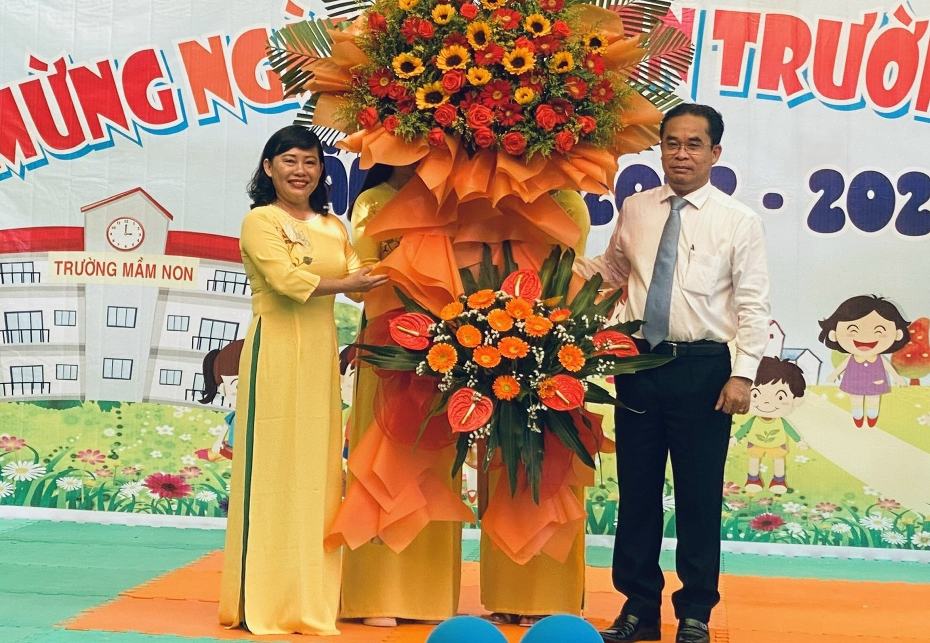 Phó Chủ tịch UBND tỉnh Trần Anh Tuấn tặng hoa chúc mừng tại Trường Mẫu giáo Măng Non (phường Minh An, TP.Hội An)