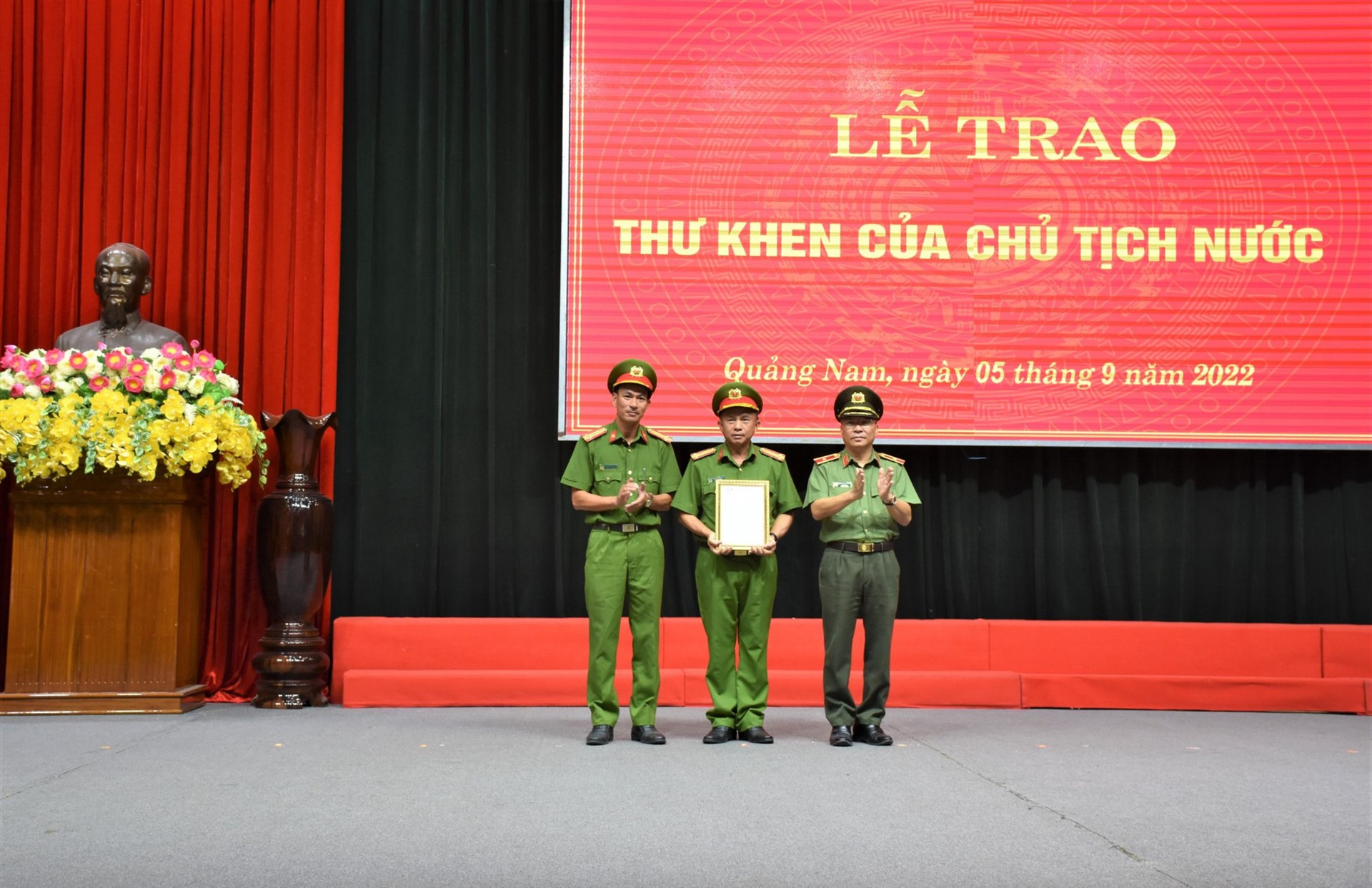 Thừa ủy quyền của Chủ tịch nước, Thiếu tướng Nguyễn Đức Dũng - Giám đốc Công an tỉnh trao Thư khen của Chủ tịch nước cho Phòng Cảnh sát PCCC và CNCH.