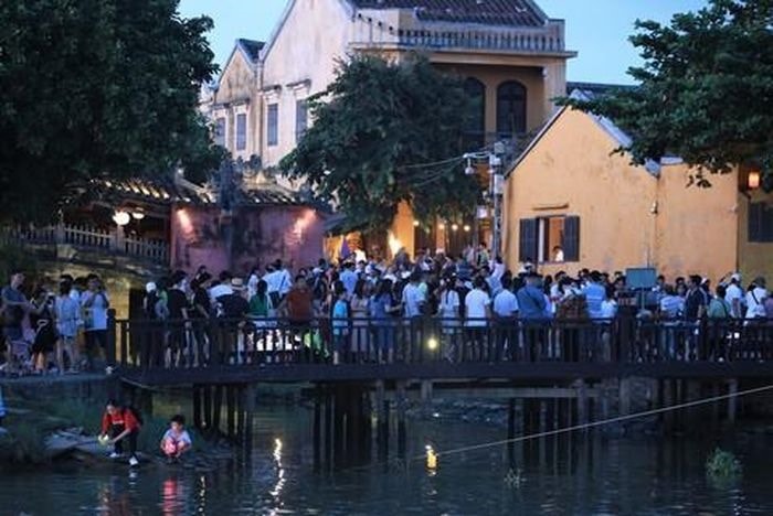 Chua Cau (the Japanese Covered Bridge). Hoi An ancient town is always a beautiful, hospitable and friendly destination in visitors’ eyes. Photo: congan