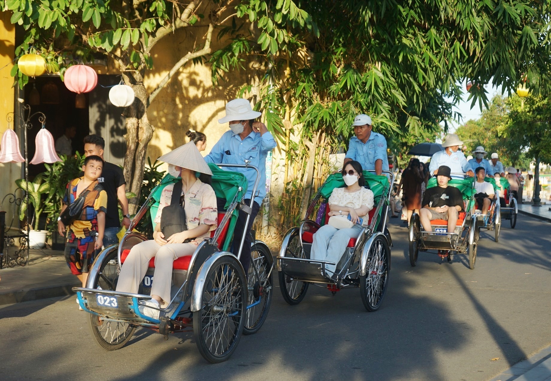 Contemplating Hoi An ancient town by cyclo