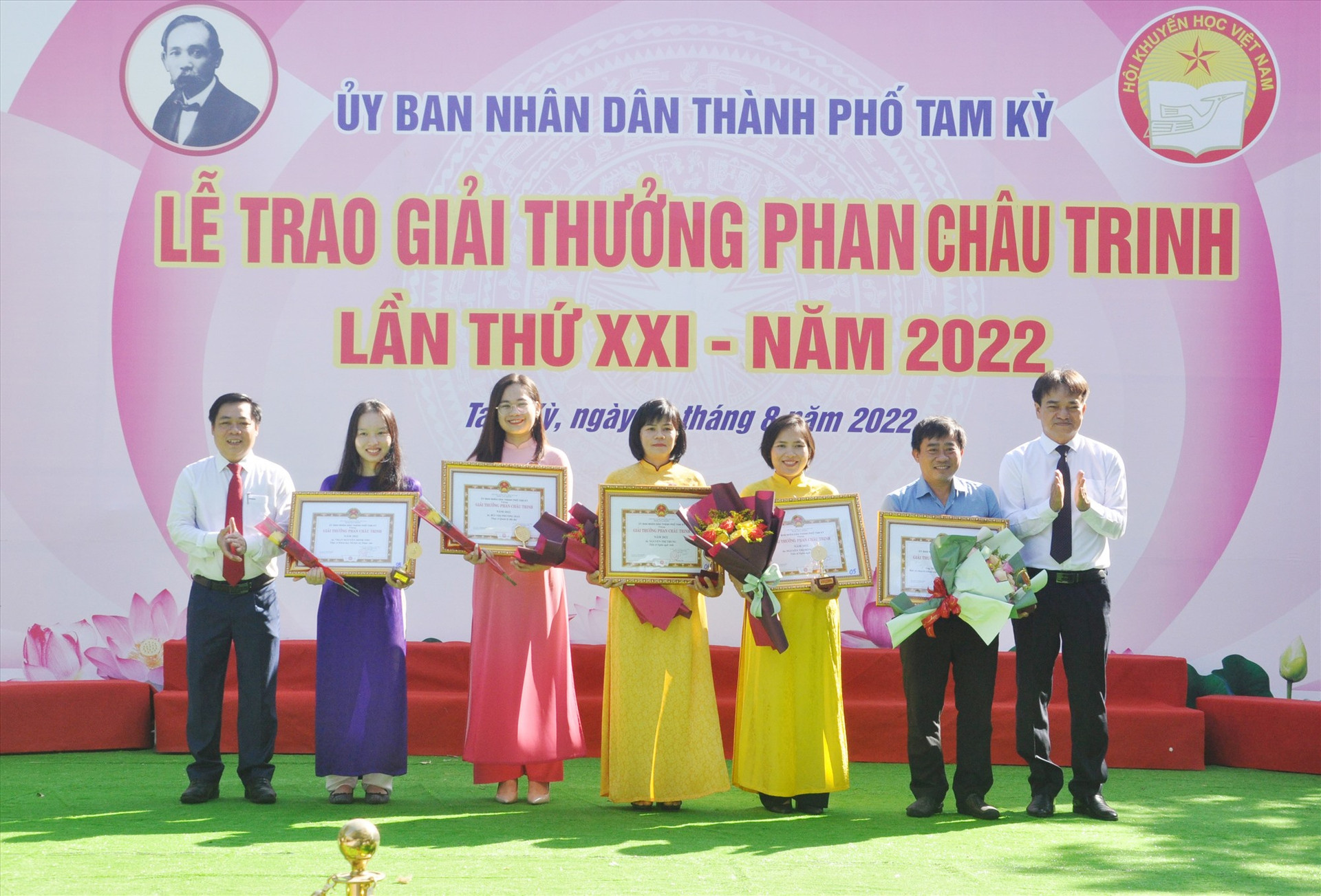 Tam Kỳ vừa trao giai thưởng Phan Châu Trinh năm 2022 cho 86 cá nhân. Ảnh: X.P
