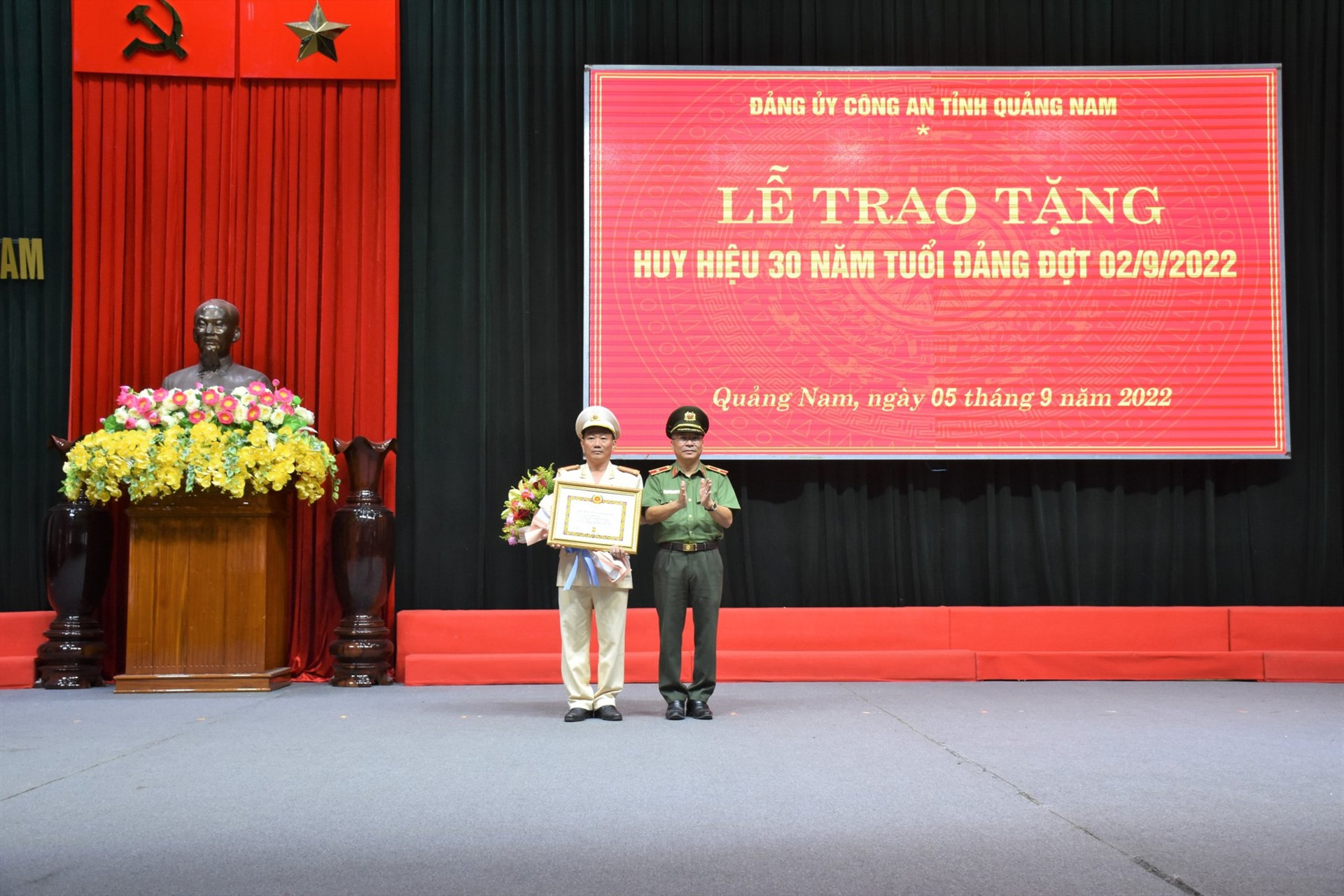 Thiếu tướng Nguyễn Đức Dũng trao huy hiệu 30 năm tuổi Đảng cho đảng viên Nguyễn Đình Hùng - Bí thư Đảng bộ, Trưởng phòng Hậu cần Công an tỉnh.