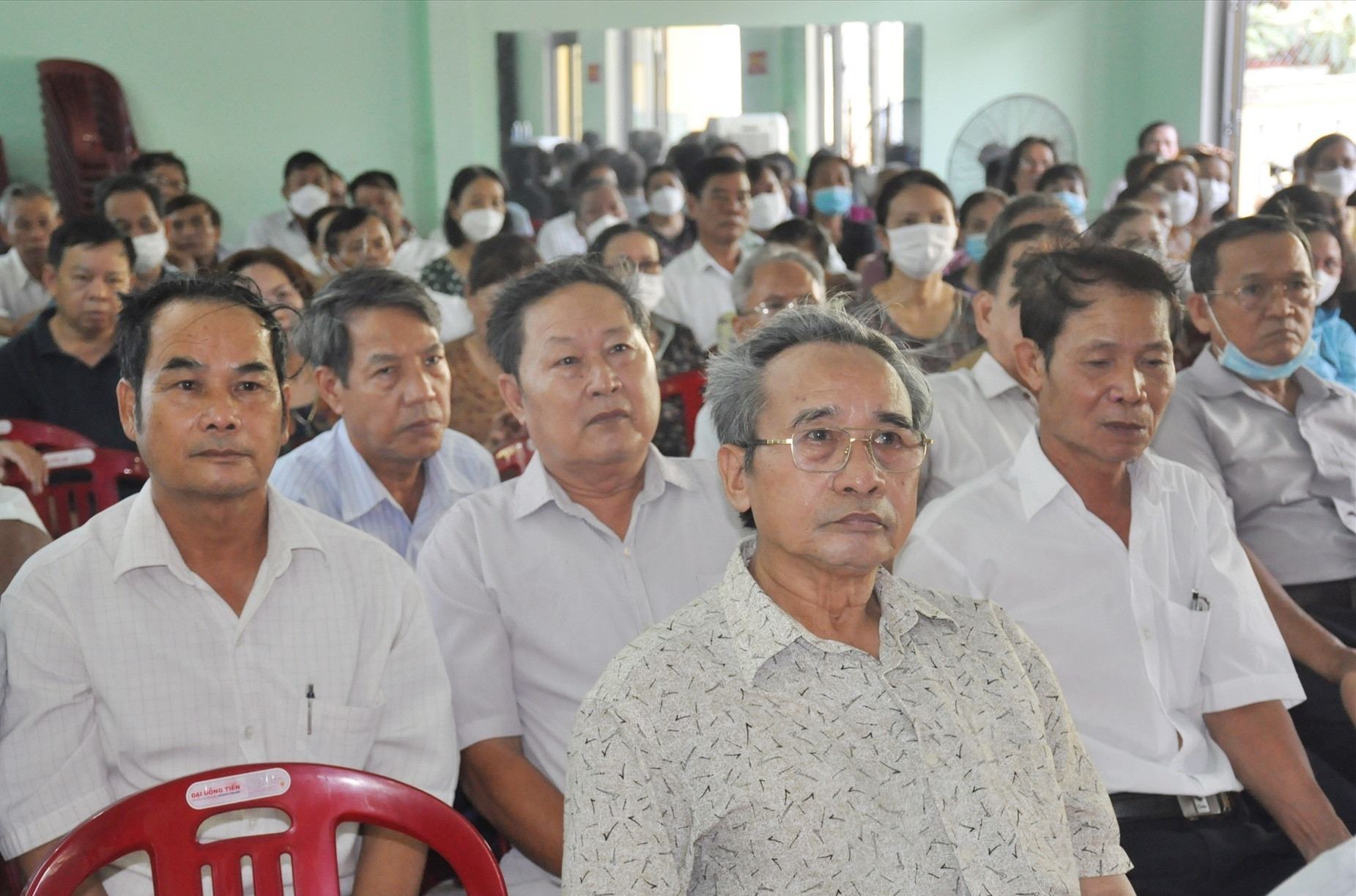 Đảng viên Chi bộ Khối phố Hòa Nam dự sinh hoạt chi bộ định kỳ tháng 9.2022. Ảnh: N.Đ