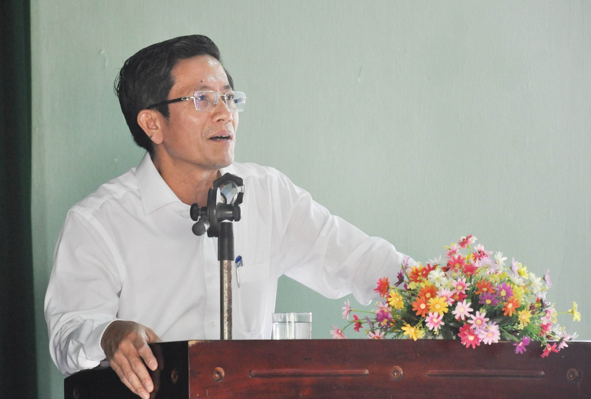 Bí thư Thành ủy Tam Kỳ Trần Nam Hưng trả lời các kiến nghị của đảng viên Chi bộ Khối phố Hòa Nam nêu ra tại buổi sinh hoạt. Ảnh: N.Đ
