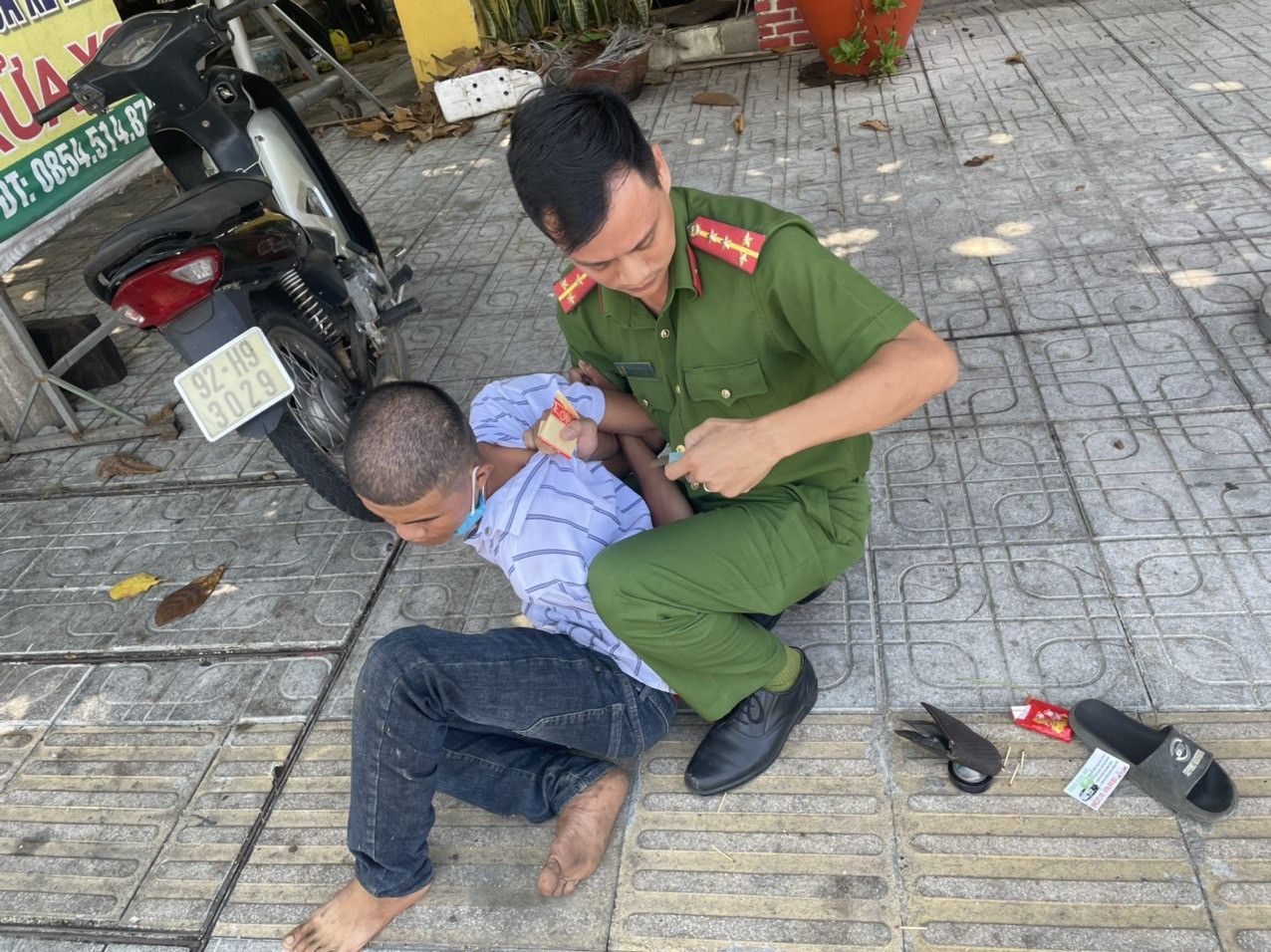 Đại úy Nguyễn Hồng Duy khống chế, bắt đối tượng trộm xe máy.