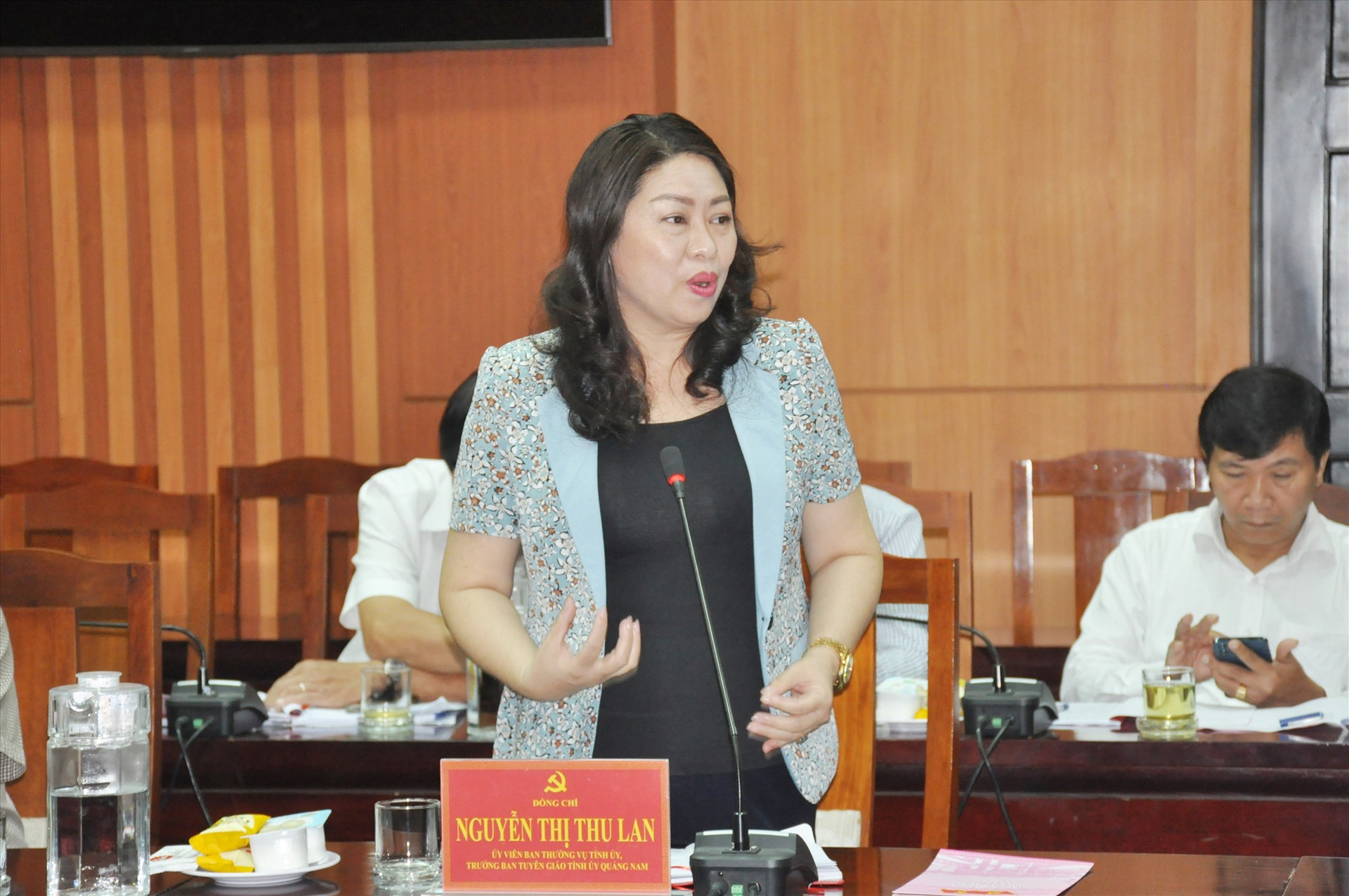 Trưởng ban Tuyên giáo Tỉnh ủy Nguyễn Thị Lan góp ý vào dự thảo nghị quyết. Ảnh: Đ.T