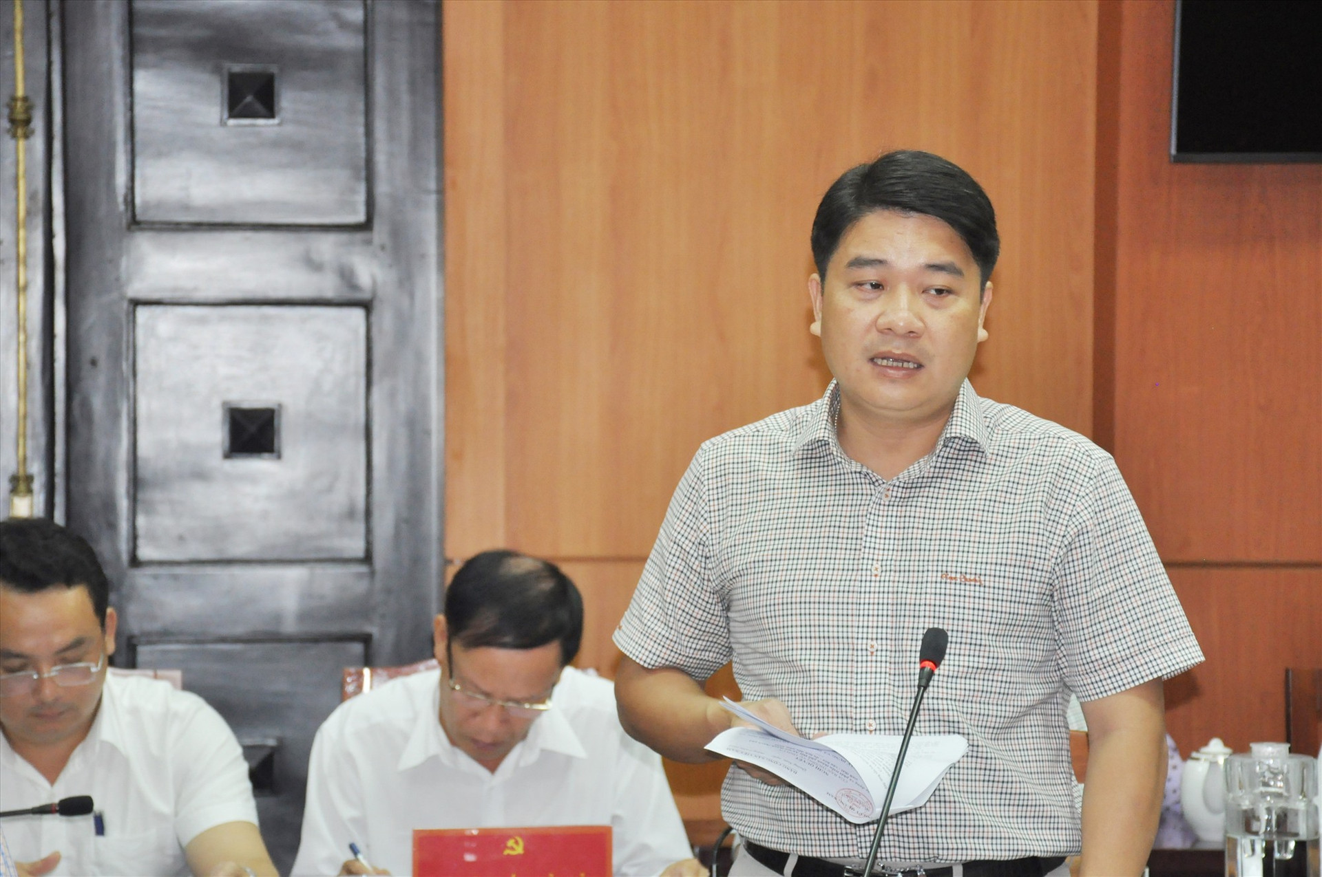 Phó Chủ tịch UBND tỉnh Trần Văn Tân trình bày dự thảo nghị quyết. Ảnh: Đ.T