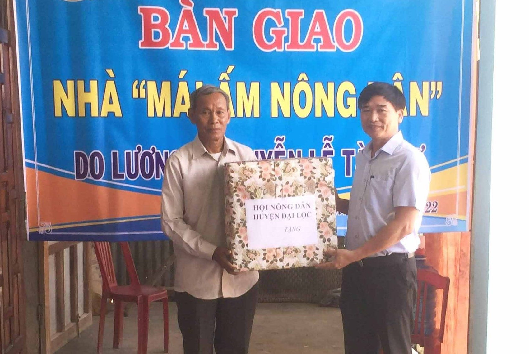 Chủ tịch Hội Nông dân huyện Đại Lộc - ông Trương Hữu Mai (bìa phải) tặng quà cho gia đình. Ảnh: THM