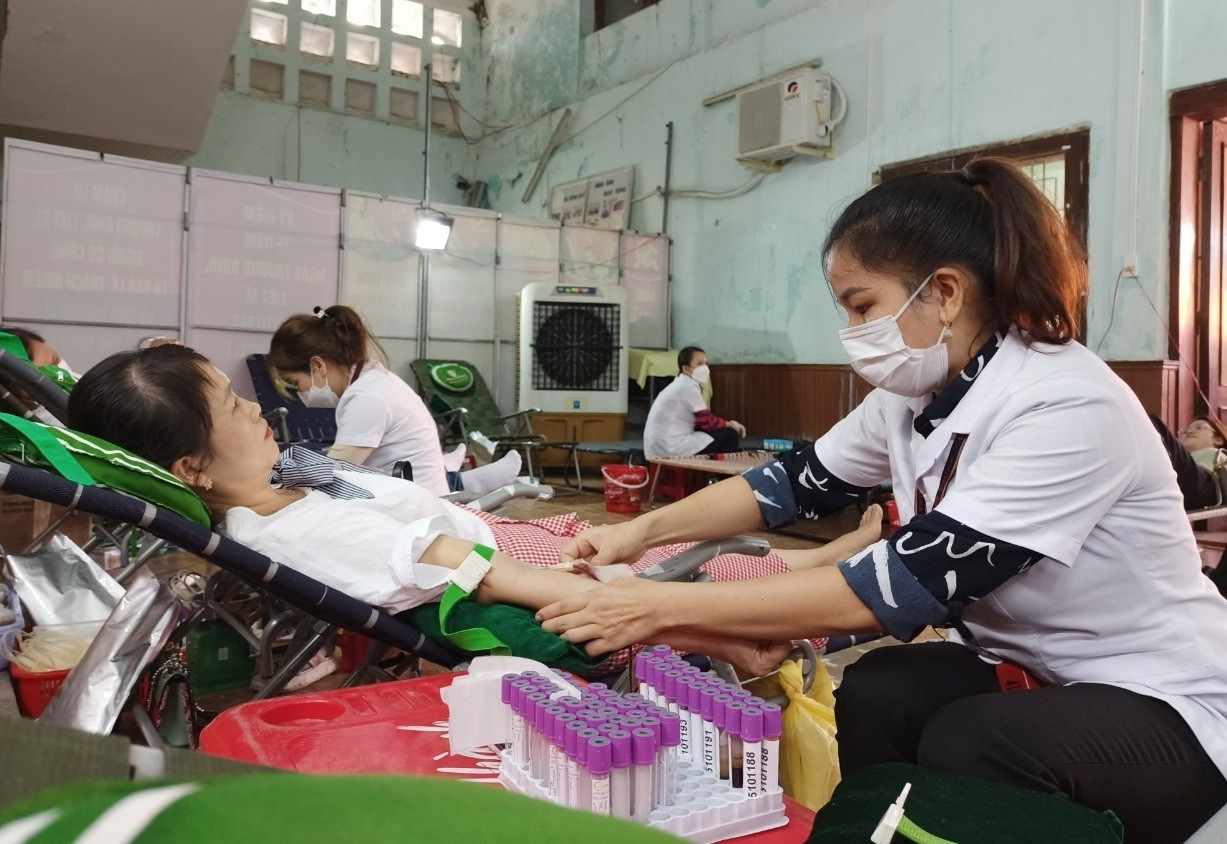 Nhiều cán bộ, giáo viên, chiến sĩ LLVT và nhân dân tham gia chương trình vận động hiến máu đợt 3 năm 2022.