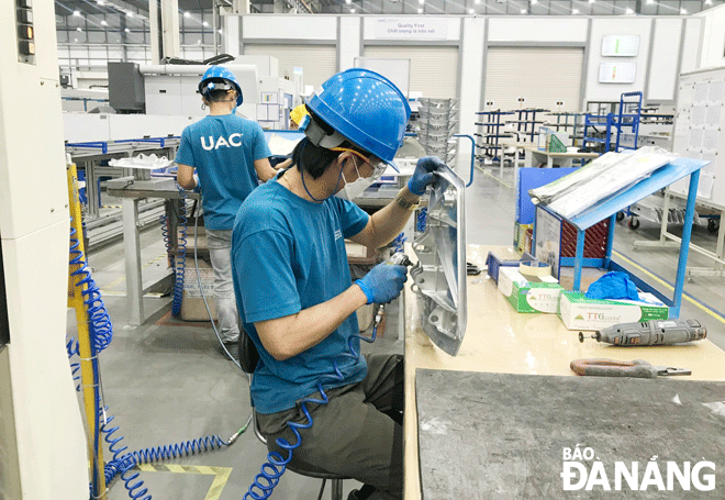Kinh tế 8 tháng năm 2022 của thành phố tiếp đà phục hồi nhanh ở hầu hết các ngành, lĩnh vực.  Trong ảnh: Sản xuất tại Công ty TNHH Universal Alloy Corporation Việt Nam (Khu Công nghệ cao, huyện Hòa Vang). Ảnh: M.Q