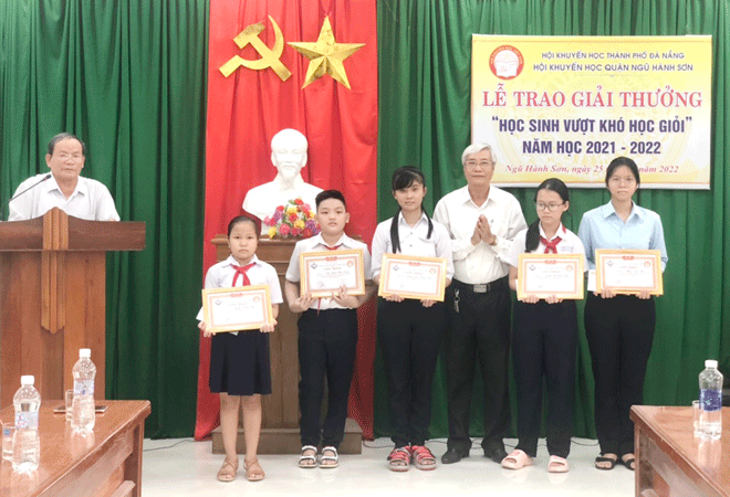 Chủ tịch Hội Khuyến học quận Ngũ Hành Sơn Phạm Hiền (thứ 3, phải sang) trao giải thưởng “Học sinh vượt khó học giỏi” năm 2021-2022 cho các em học sinh. Ảnh: N.H.S