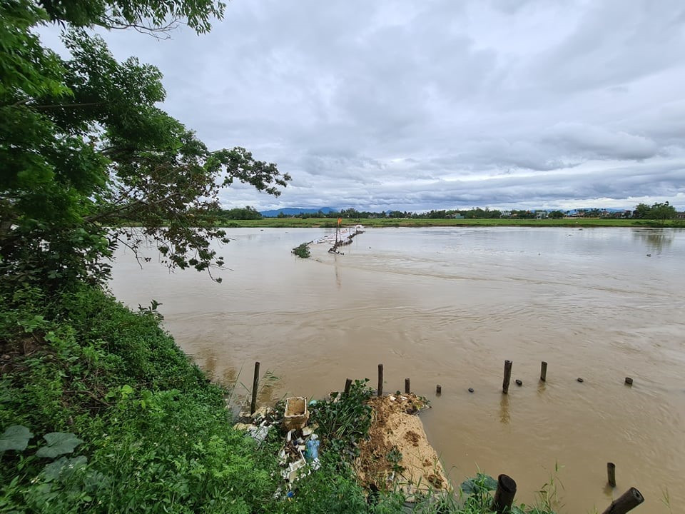 Mưa lớn làm vỡ đập tạm ngăn mặn trên sông Vĩnh Điện vào đầu tháng 4 vừa qua.
