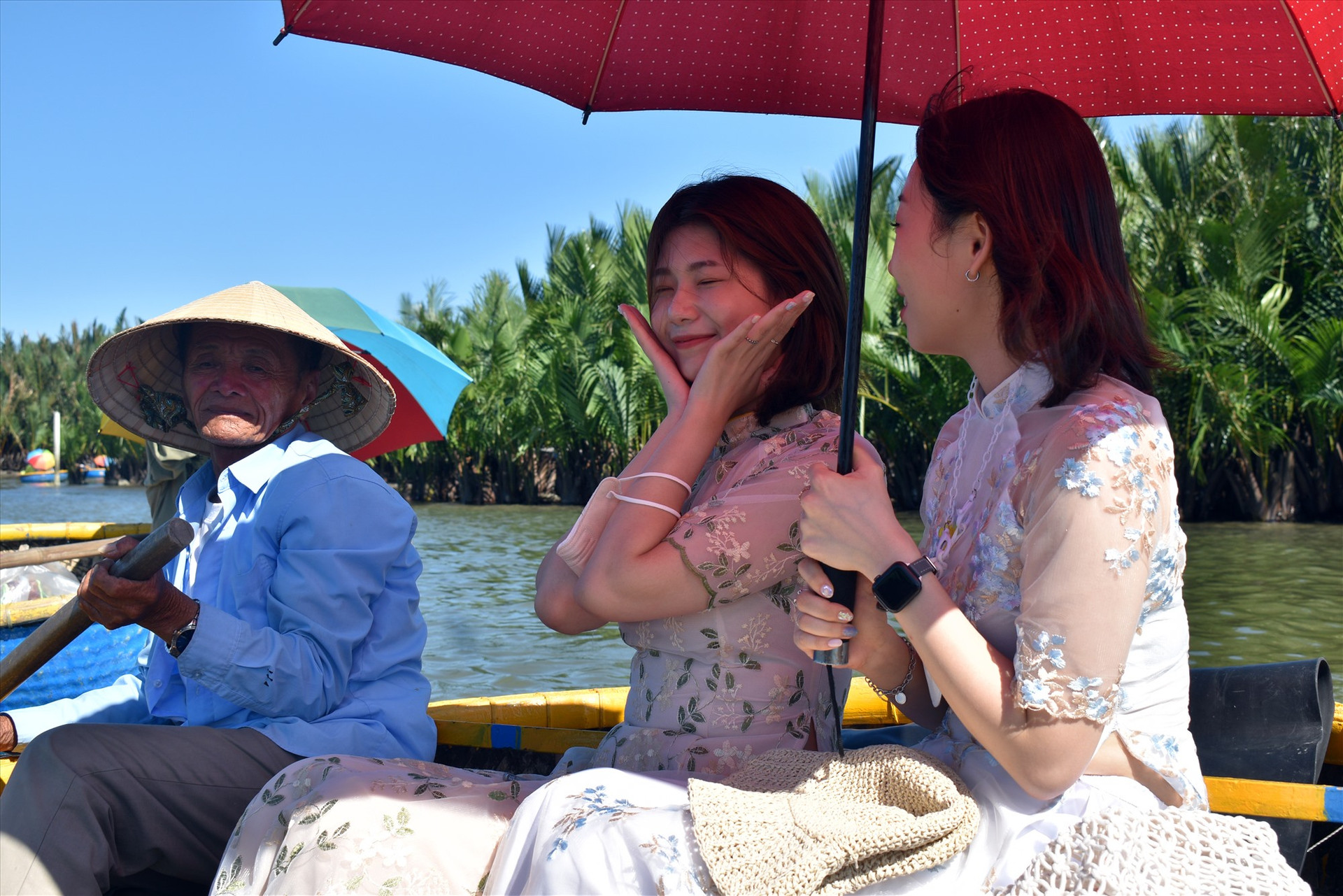 Hai nữ du khách Hàn Quốc vui tươi khi được hòa mình vào cảnh sông nước hữu tình. Ảnh: N.Q