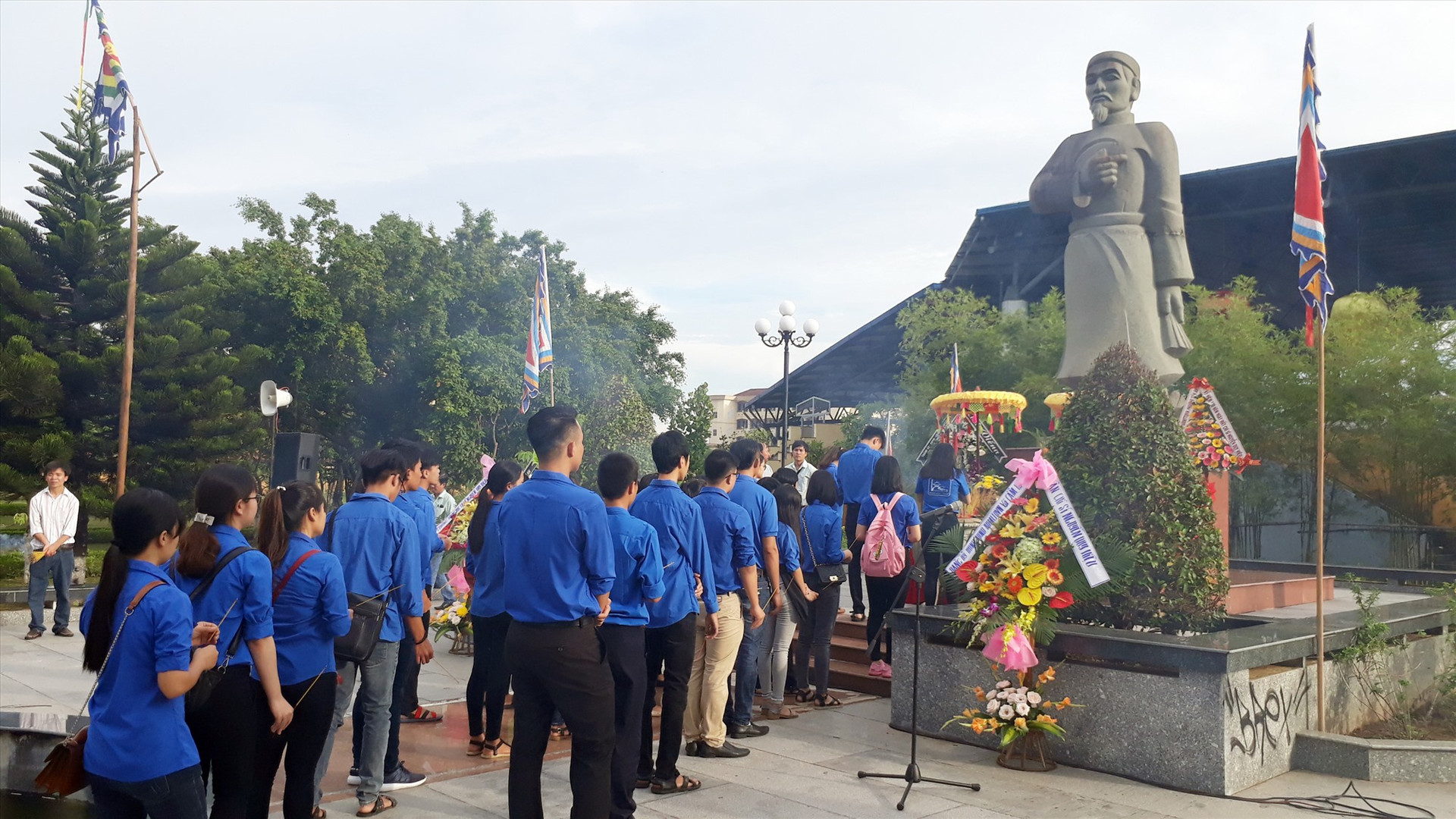 Dâng hương tưởng niệm tại tượng đài chí sĩ Nguyễn Duy Hiệu, Hội AnMO NDH. Khu mộ chí sĩ Nguyễn Duy Hiệu tại thôn Bến Trễ, xã Cẩm Hà.
