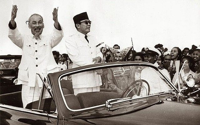 Chủ tịch Hồ Chí Minh và Tổng thống Indonesia Sukarno vẫy chào nhân dân thủ đô Jakarta, tháng 3.1959. Bức ảnh trong cuốn sách “Tình cảm của nhân dân thế giới với Chủ tịch Hồ Chí Minh“. Ảnh: ĐSQ Indonesia tại Hà Nội.