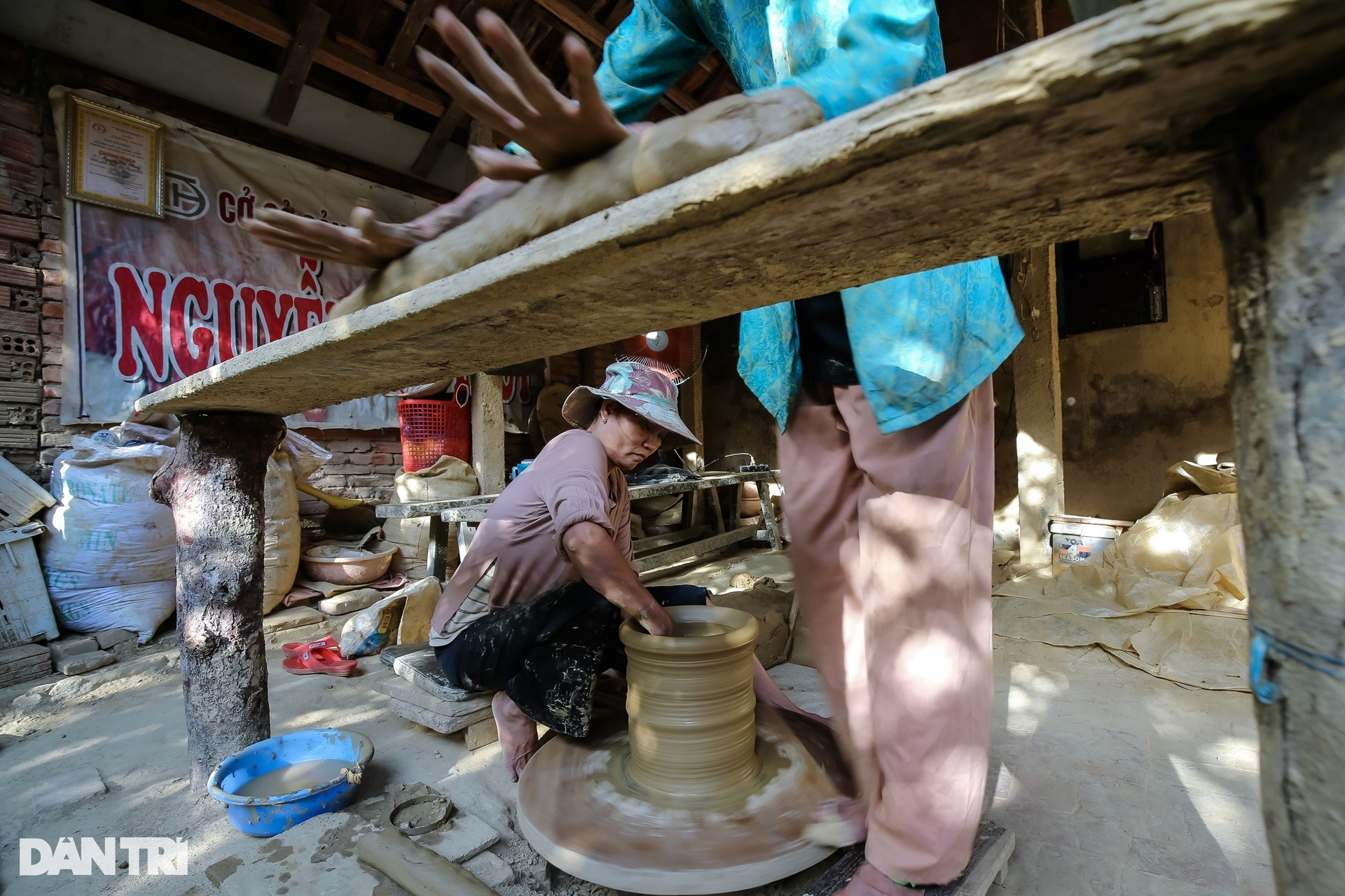 In spite of its ups and downs, the artisans’ love and creativity has never stopped in Thanh Ha pottery village. The traditional manual methods are still used to produce pottery there.